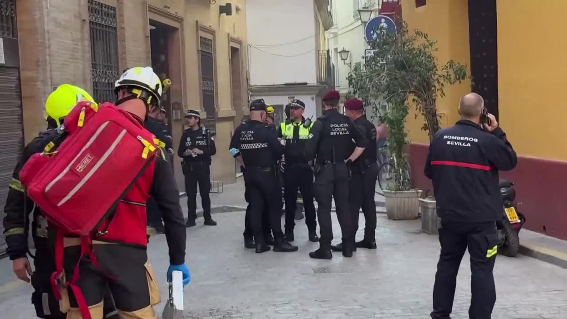 Un incendio en un edificio obliga a cambiar el recorrido de varias hermandades de Sevilla