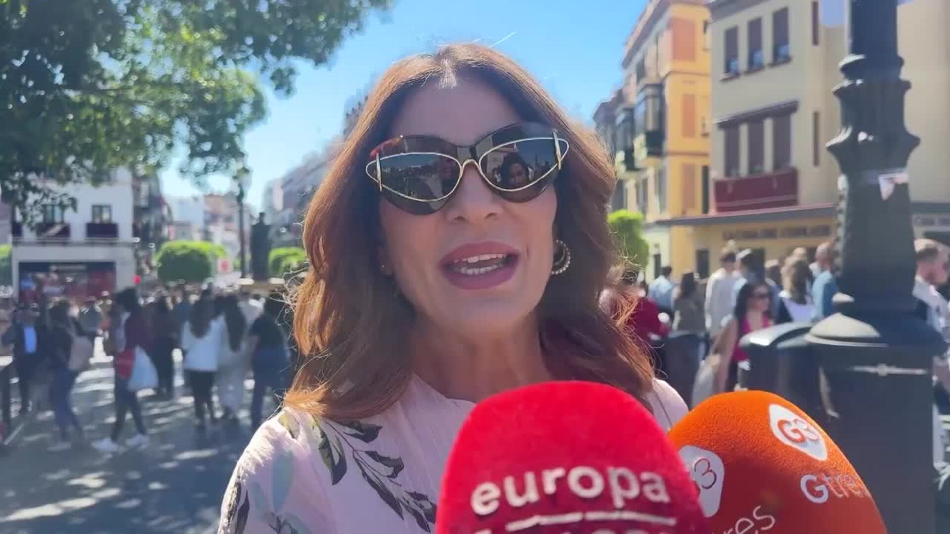 Raquel Bollo reaparece muy tranquila en la Semana Santa sevillana siempre al lado de su hijo