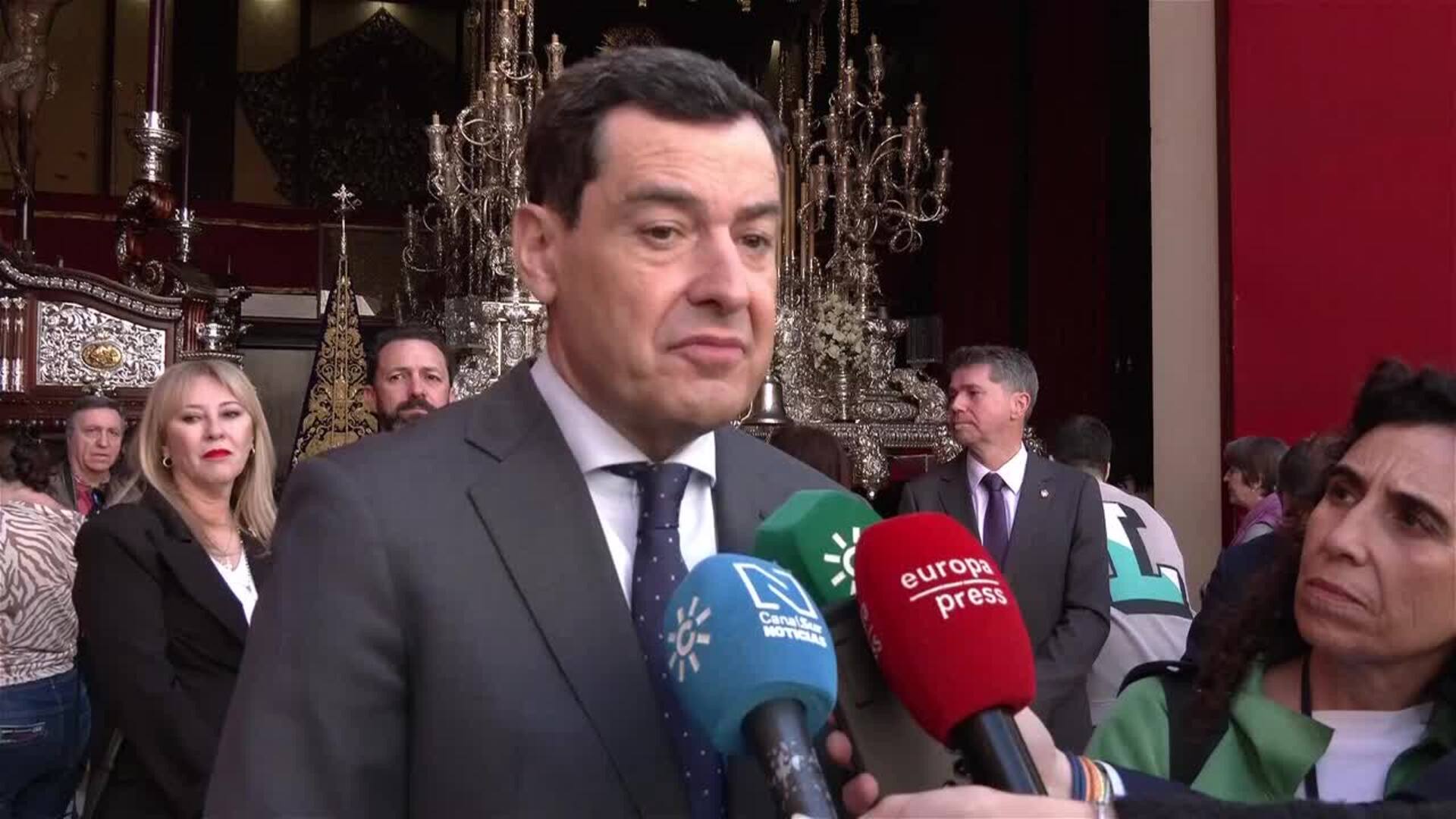 Moreno recibe "buenos" datos turísticos sobre el discurrir de la Semana Santa en Andalucía