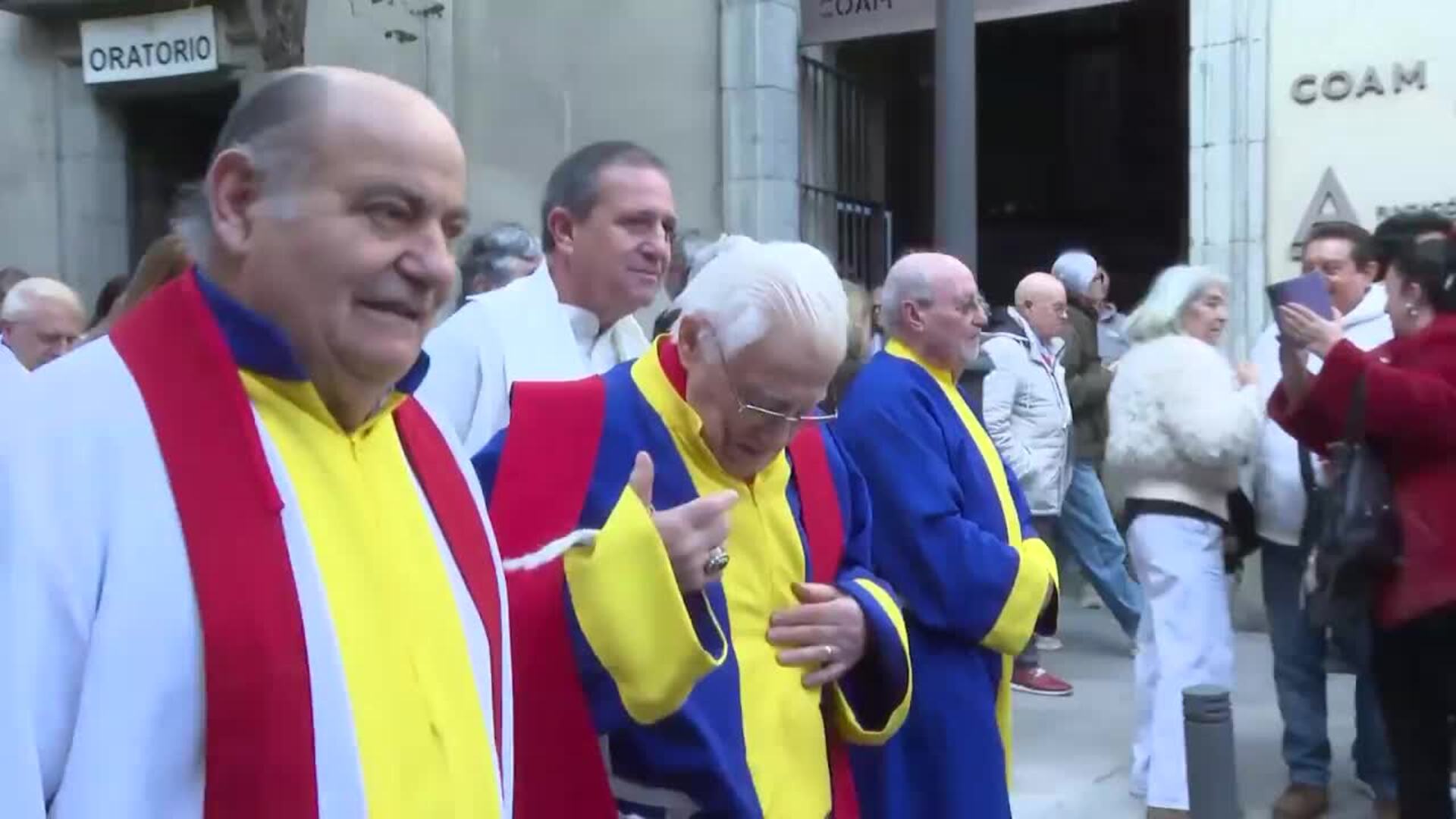 Bomberos de Madrid portan al Cristo de los Niños desde la Iglesia de San Antón