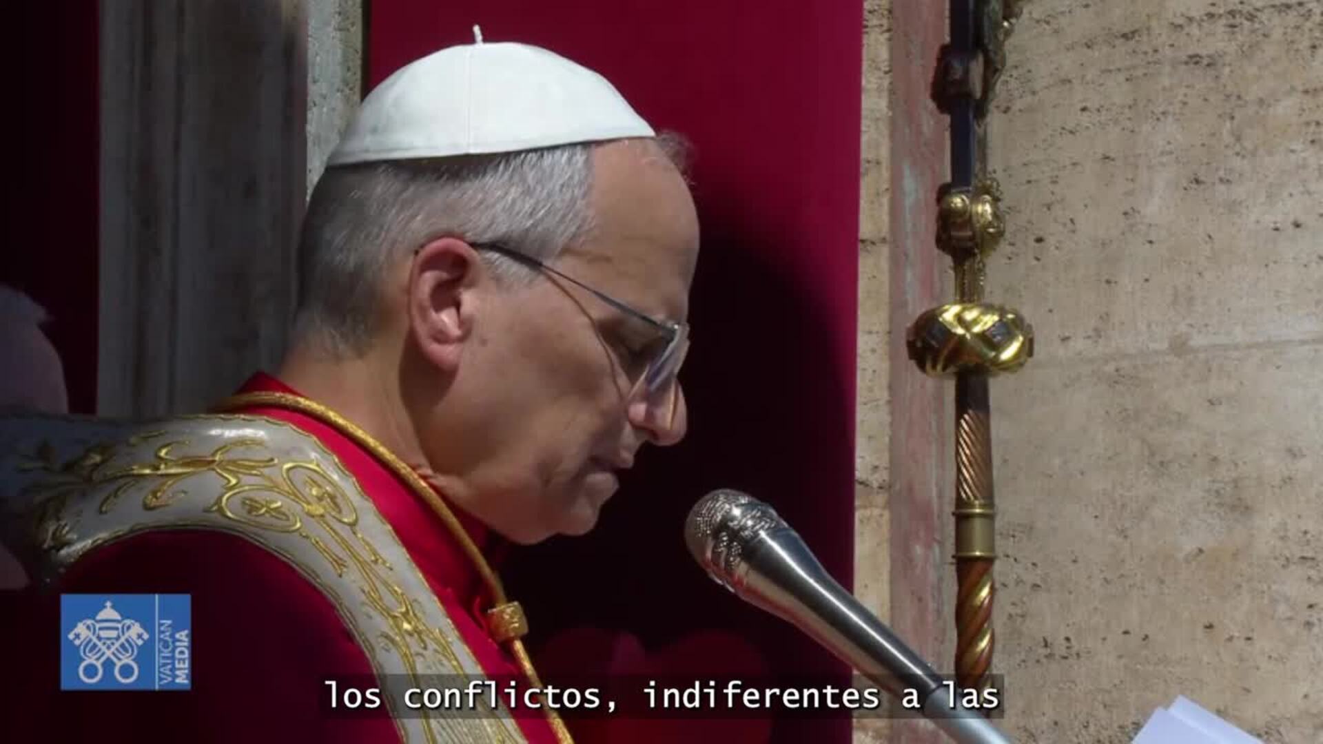 El Papa pide en la bendición 'Urbi et Orbi' que se abandonen las armas