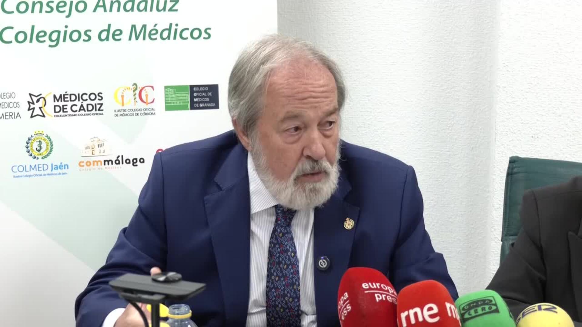 El presidente del Consejo Andaluz de Médicos afirma que faltan especialistas, no médicos.