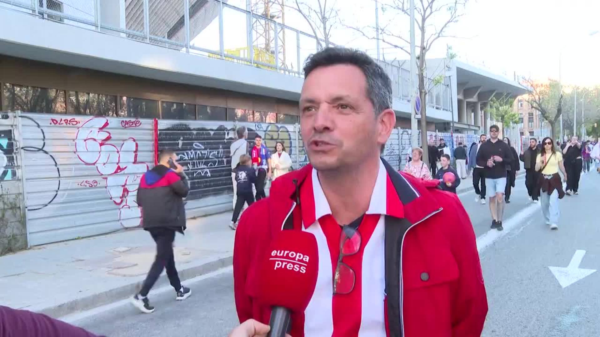 Los aledaños del Spotify Camp Nou se llenan de aficionados horas antes del Barça-Atlético