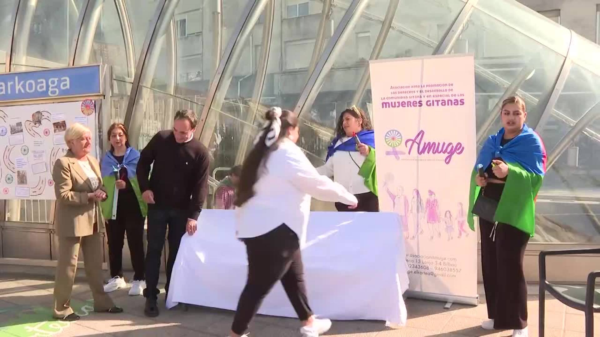 Mujeres Gitanas inauguran el primer banco urbano de Euskadi con bandera gitana