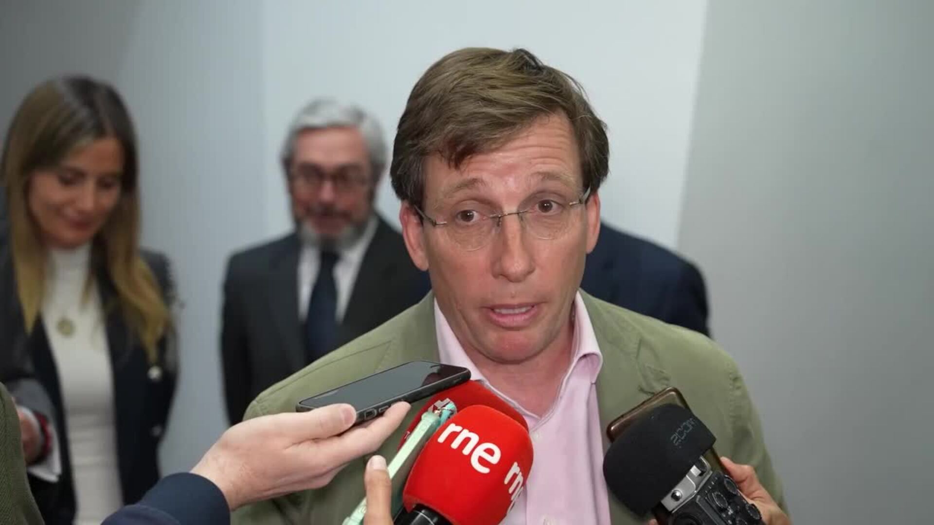 Almeida defiende a la "grandísima portavoz" Ester Muñoz: "Buscan tres pies al gato"