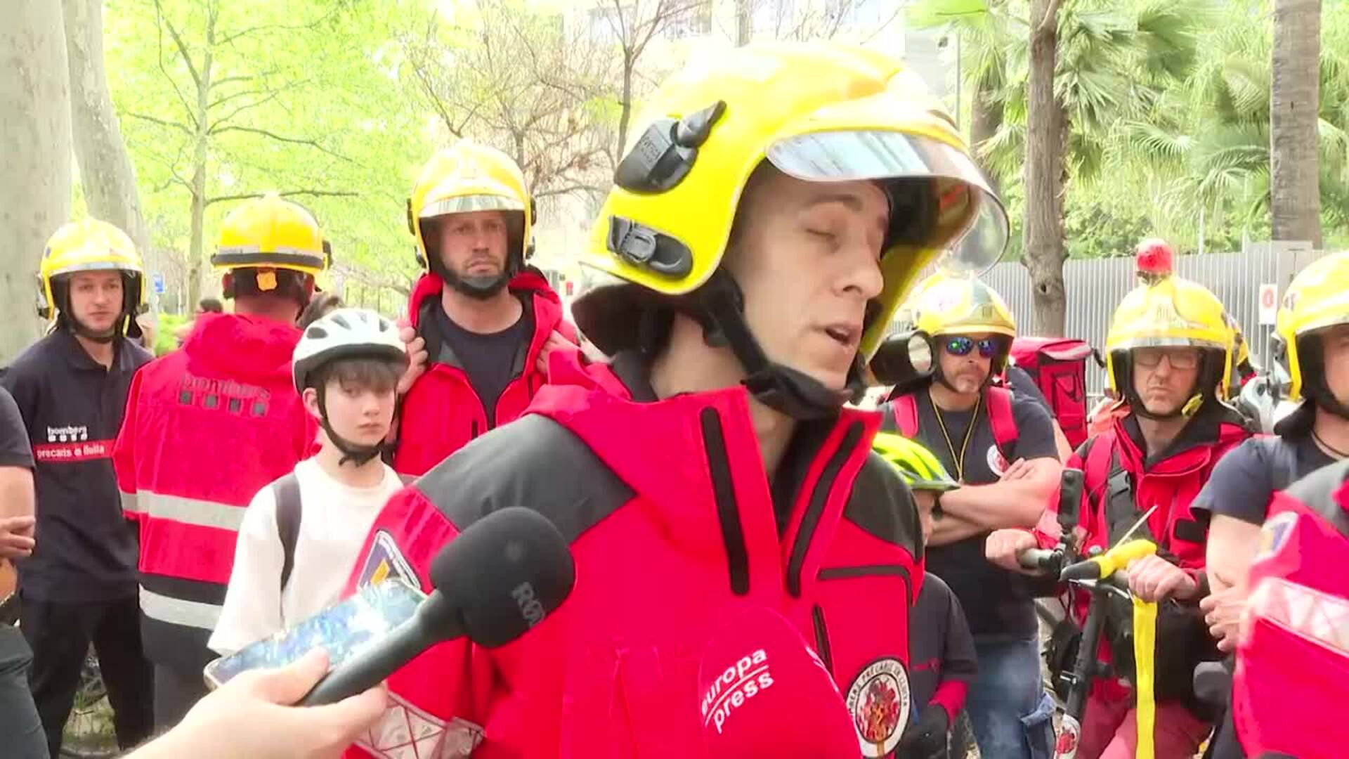 Los bomberos voluntarios catalanes exigen mejoras urgentes de sus derechos con una protesta