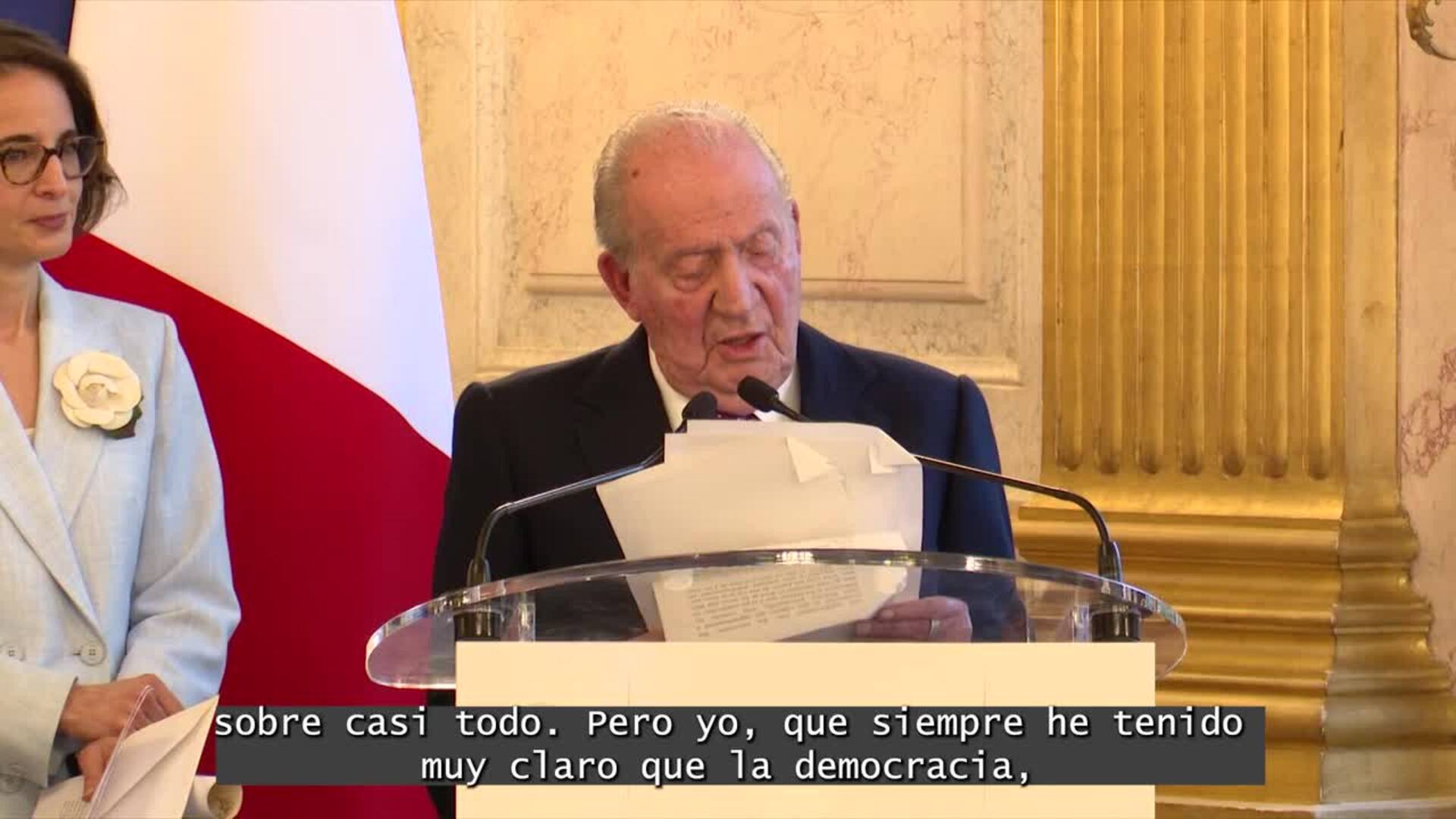 Don Juan Carlos recibe un reconocimiento por su libro en París, arropado por sus hijas