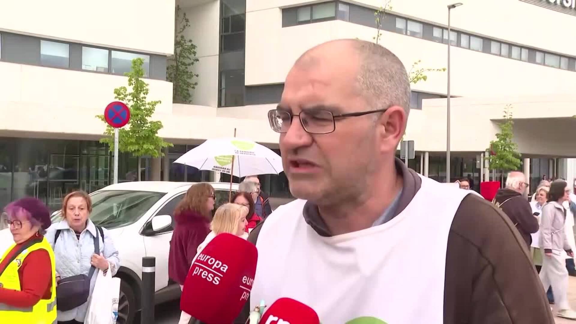 Trabajadores y vecinos se concentran en el 12 de Octubre por "deterioro" de la Sanidad Pública