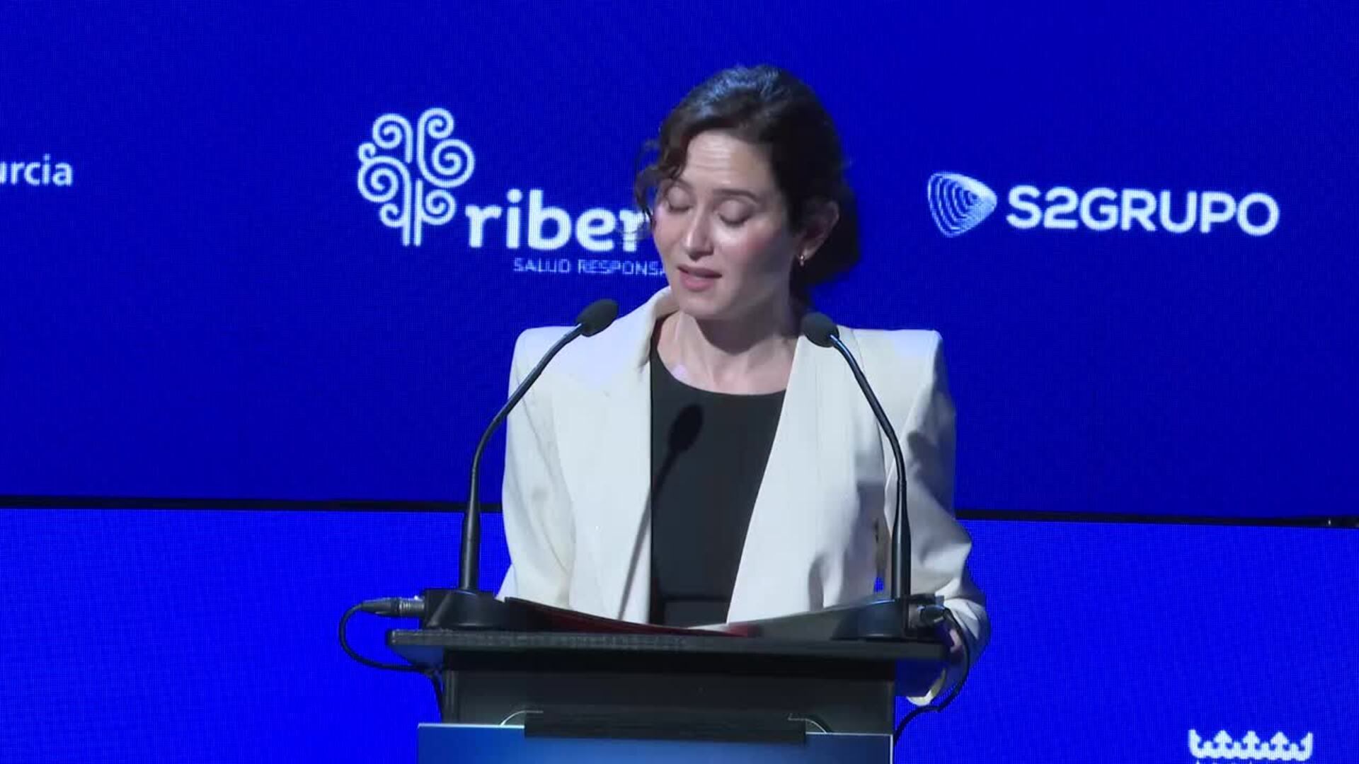 Ayuso critica a Bolaños por "desprestigiar" al juez Peinado