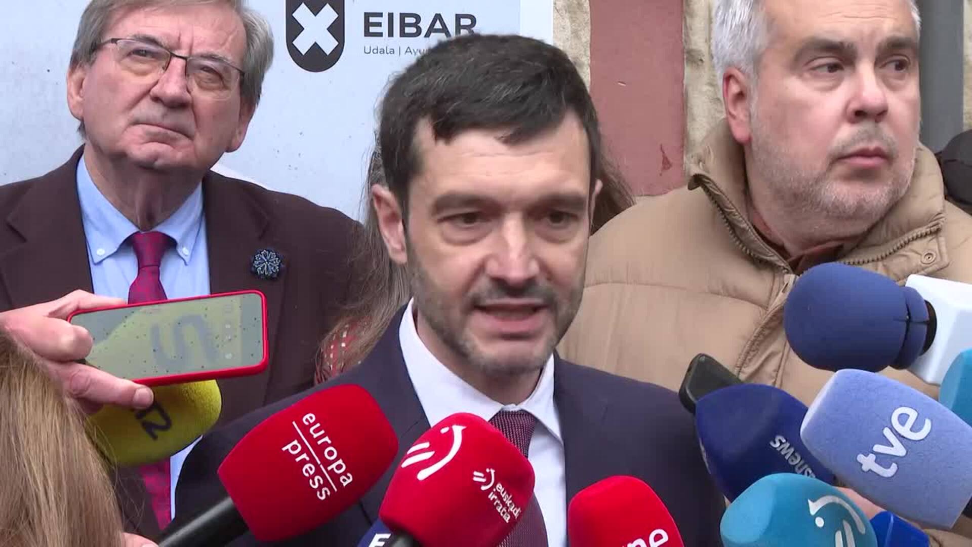 Bustinduy dice que "la solución a los problemas del mundo no puede pasar por la guerra"