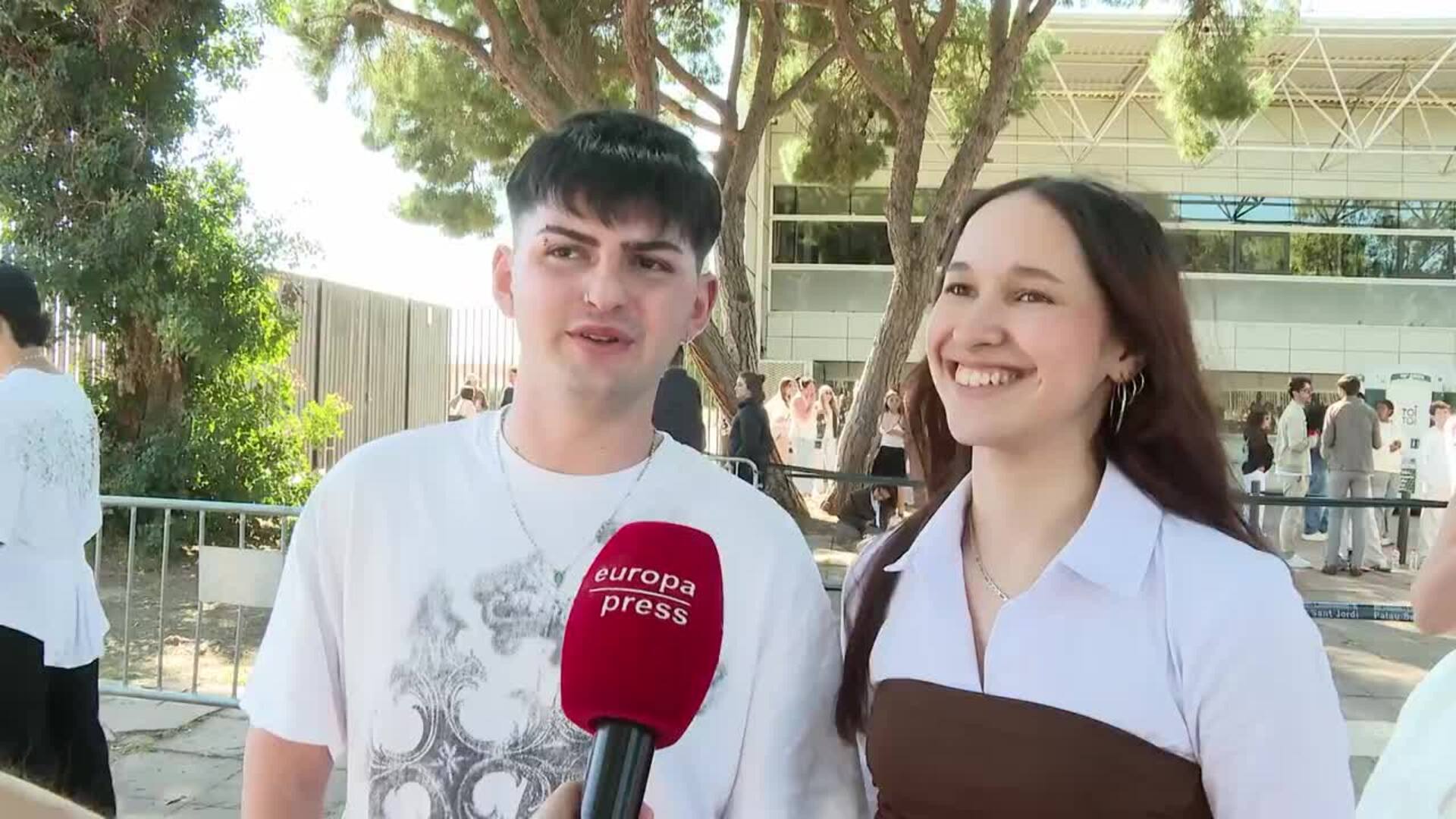 Fans de Rosalía esperan a su segundo concierto en Barcelona intentando "no hacerse 'spoilers'"