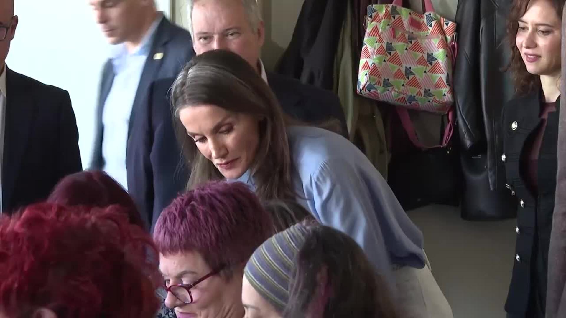 La Reina Letizia rescata su blusa azul con maxi lazo y demuestra que menos es más