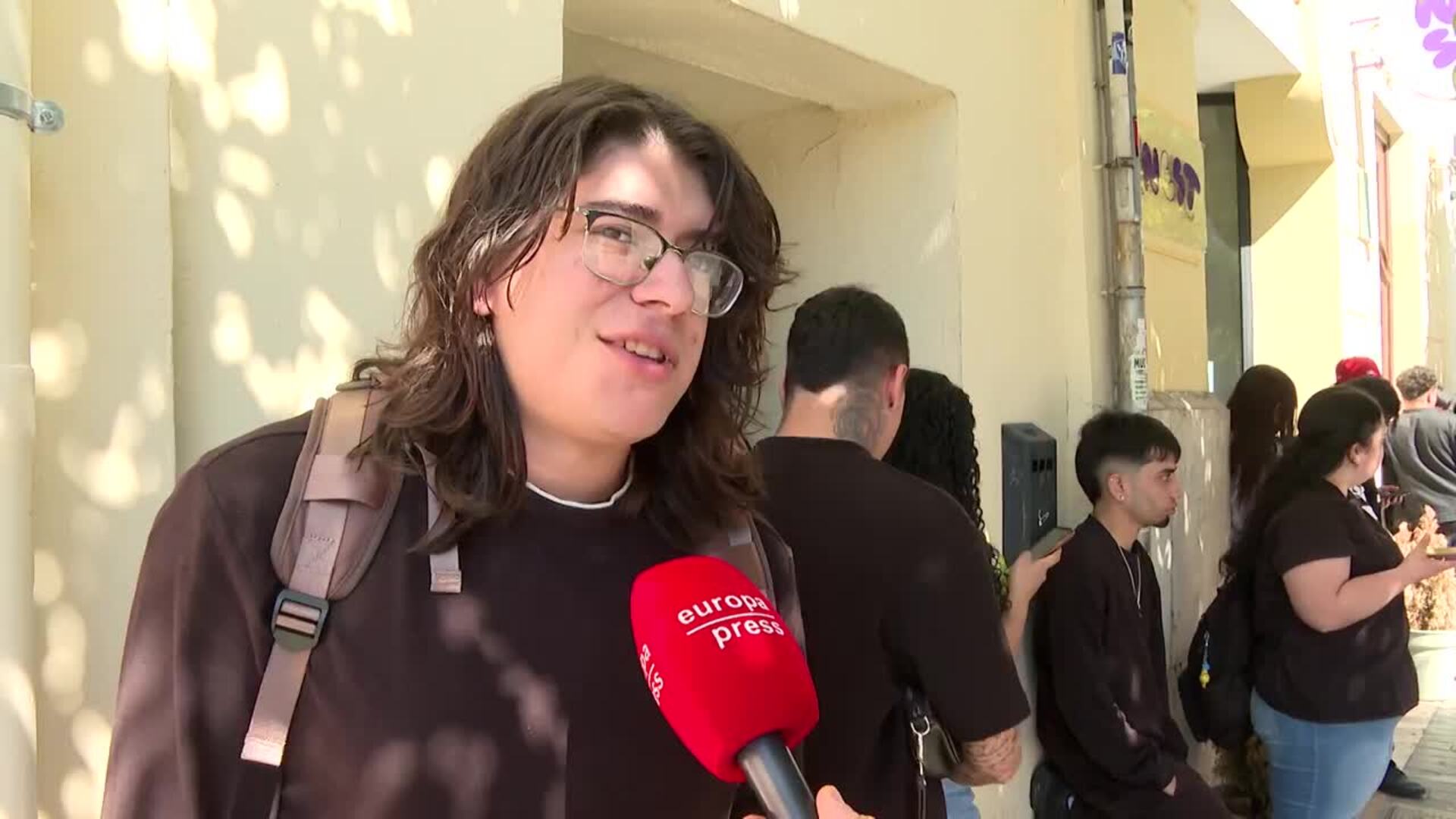 Decenas de personas demandan la documentación necesaria para la regularización de migrantes