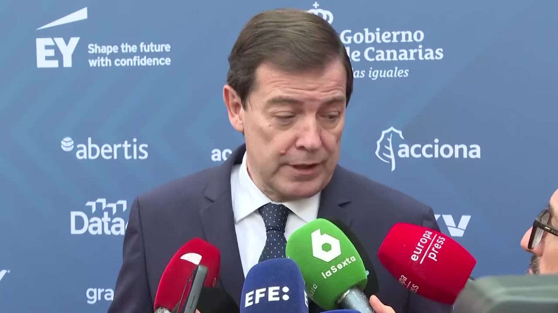 Mañueco dice que es "buena noticia" el acuerdo de gobierno en Extremadura