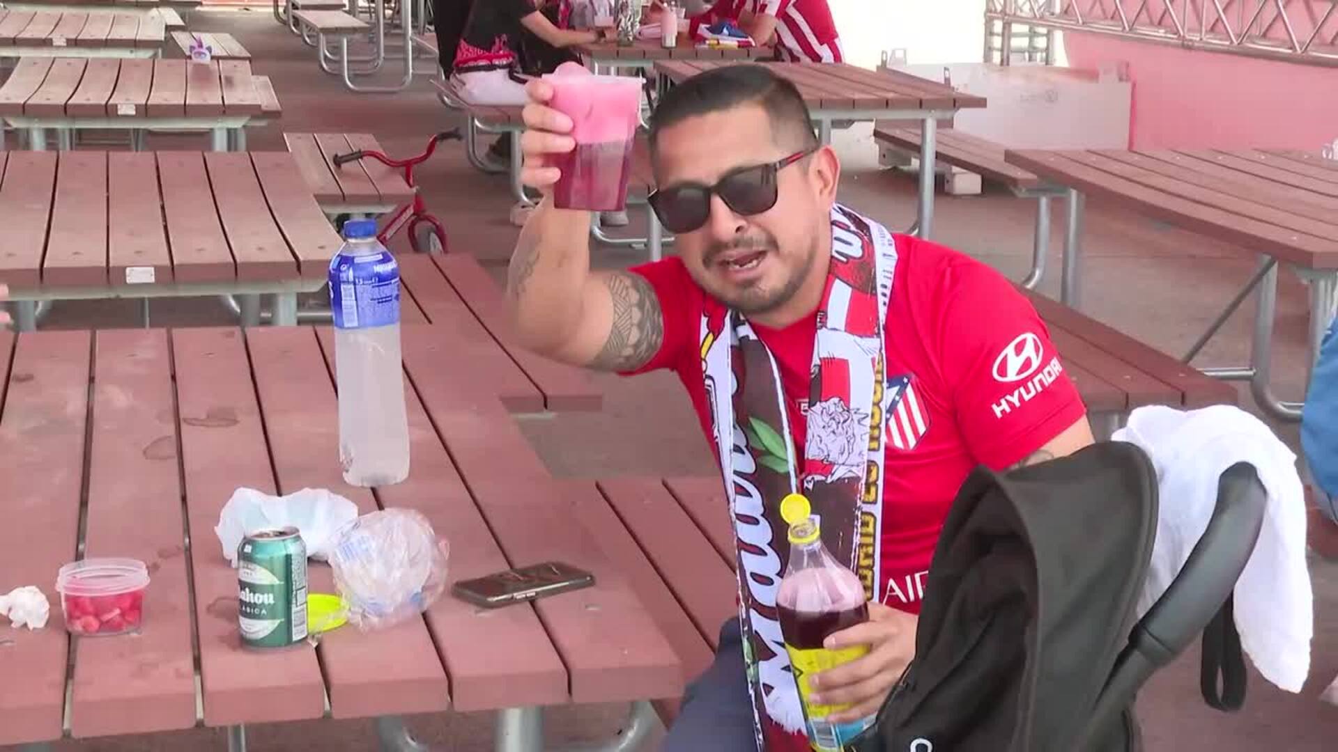 Aficionados del Atlético de Madrid calientan motores para la final de la Copa del Rey