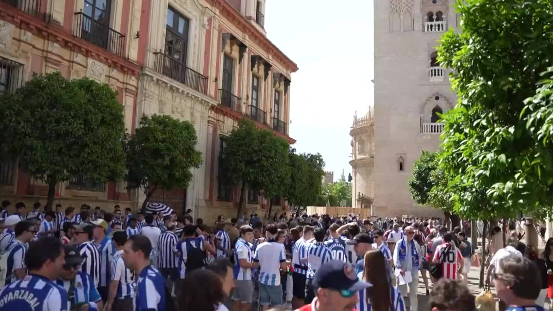 Sevilla se llena de aficionados del Atlético y la Real Sociedad por la final de Copa