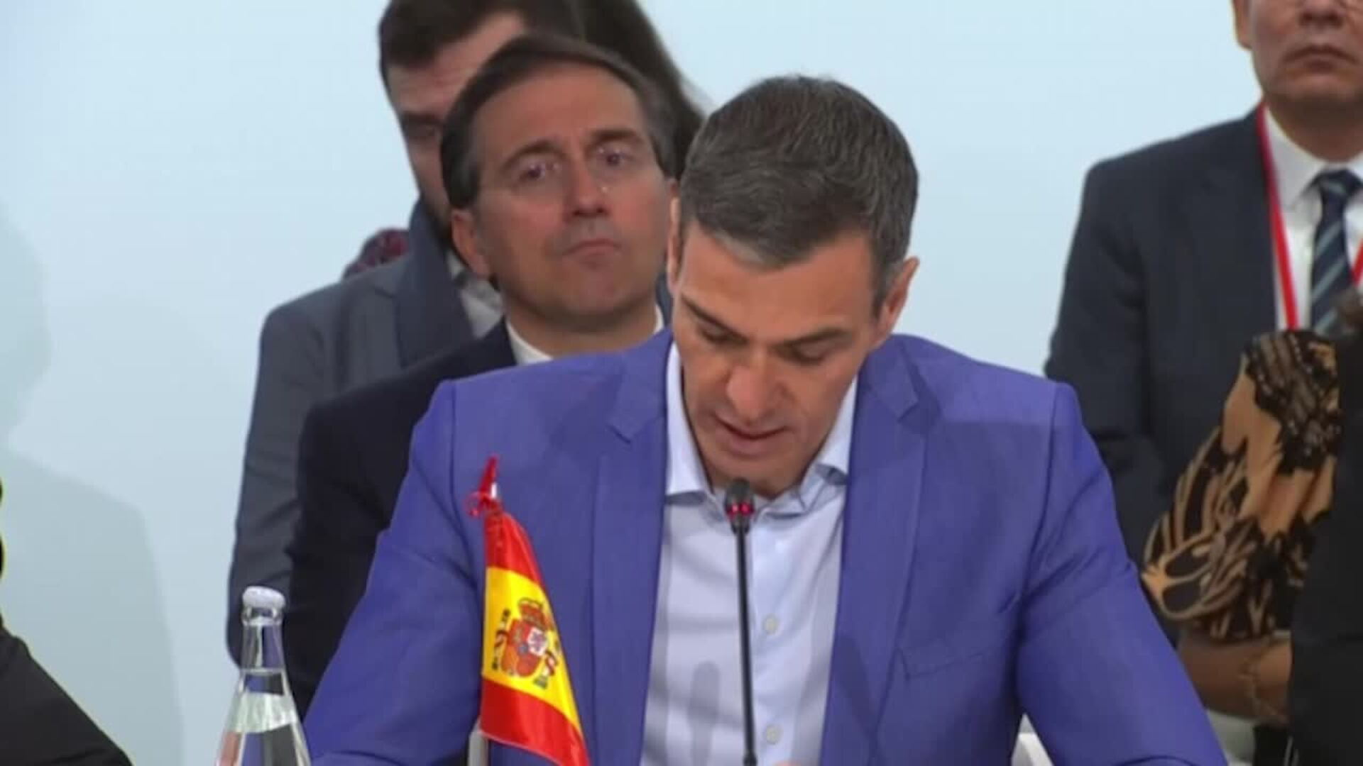 Sánchez llama a defender la democracia ante las guerras y la desigualdad
