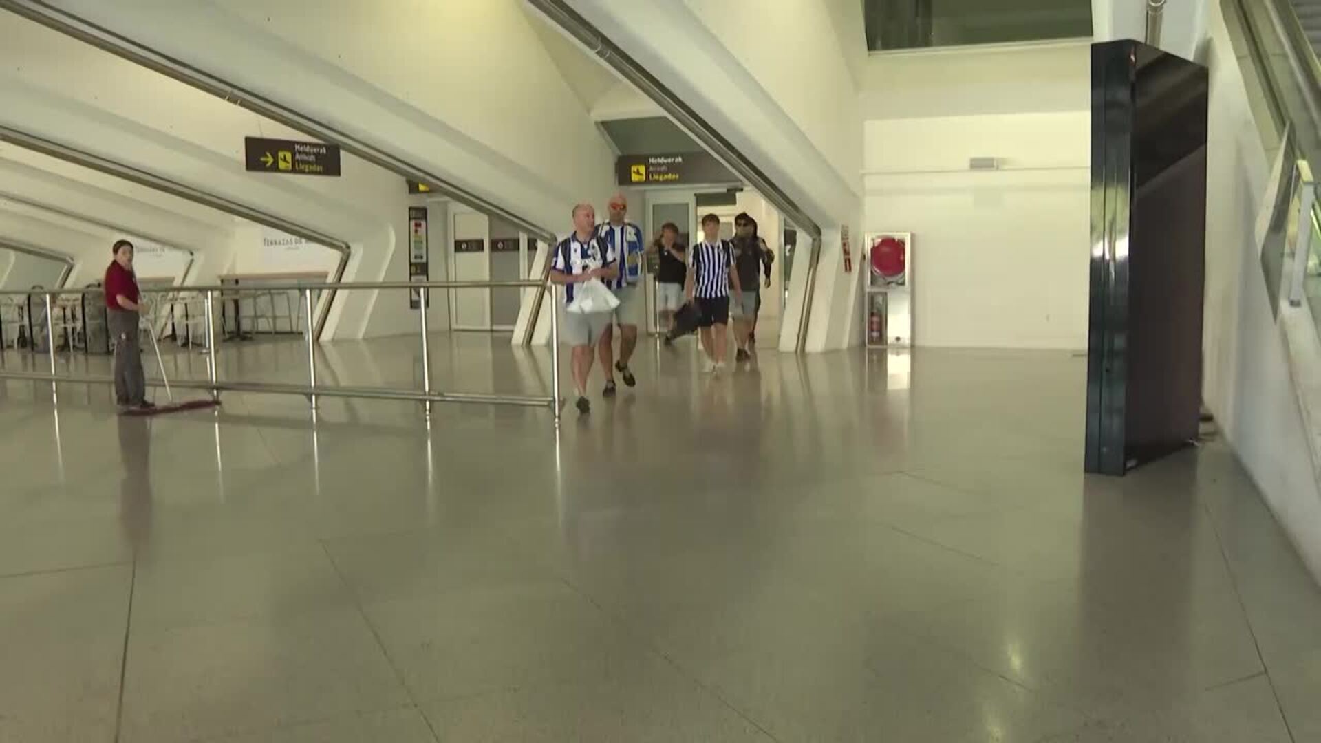 Aficionados de la Real Sociedad llegan al aeropuerto de Bilbao en su vuelta a casa