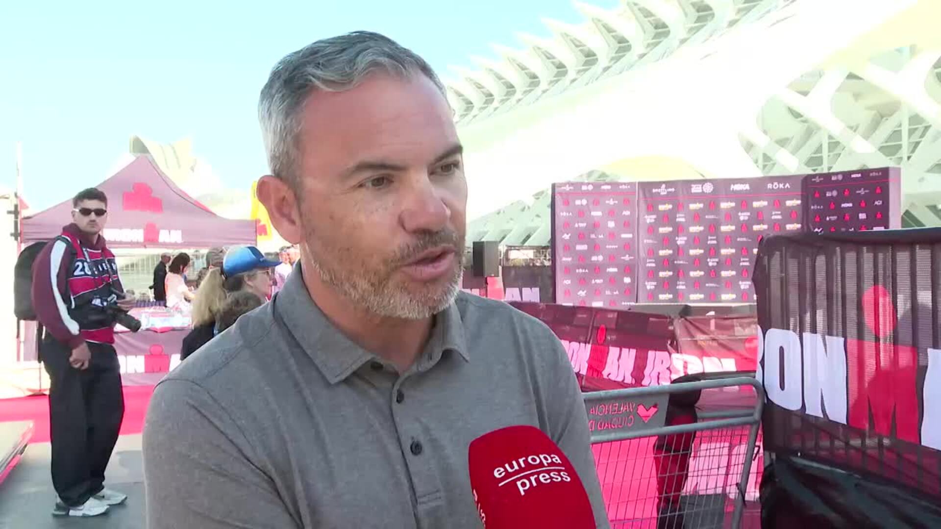 El buen clima favorece a los 3.000 triatletas del Ironman de València, un 70% internacionales
