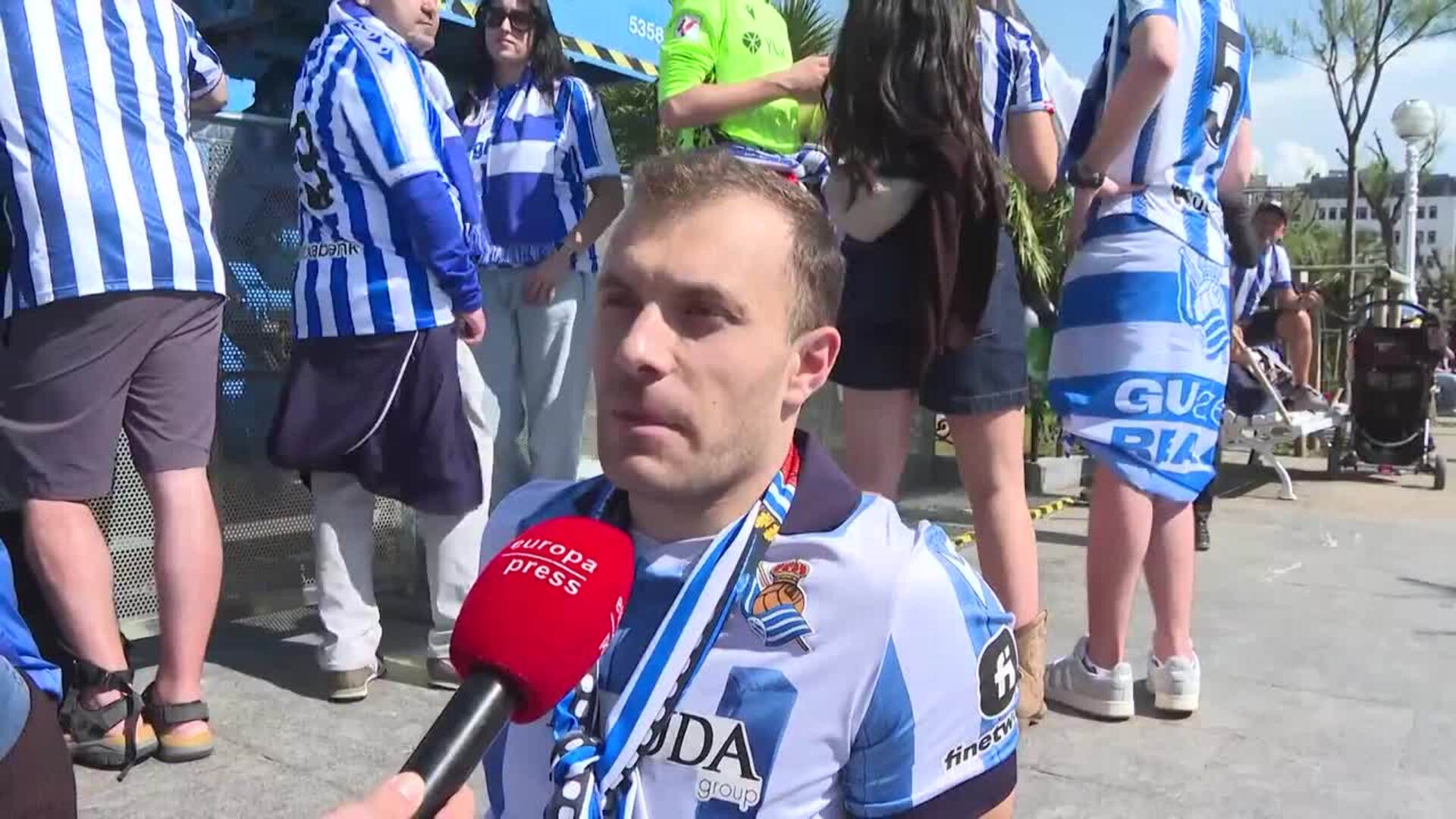 La afición de la Real Sociedad espera en el Ayuntamiento de Donostia la llegada del equipo