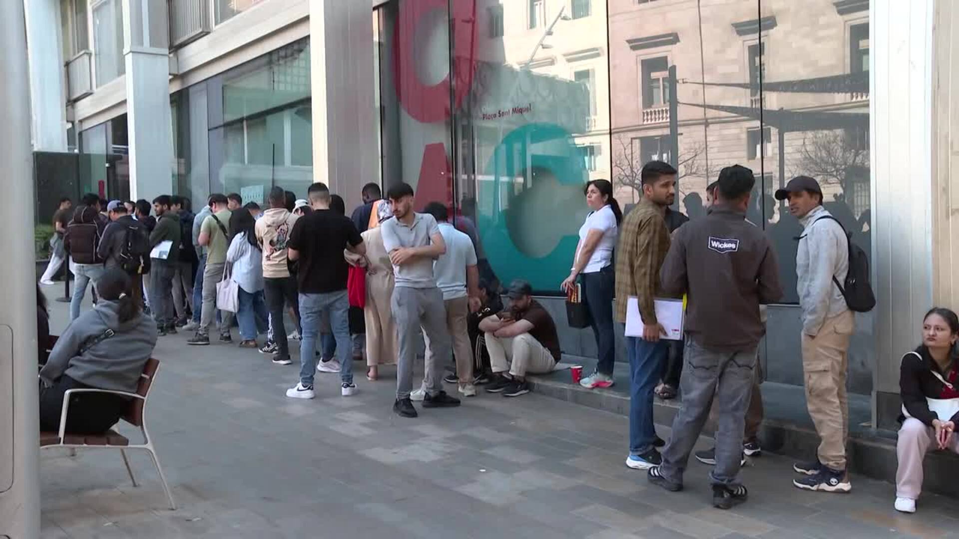 Largas colas en las OAC de Barcelona para iniciar los trámites de regularización