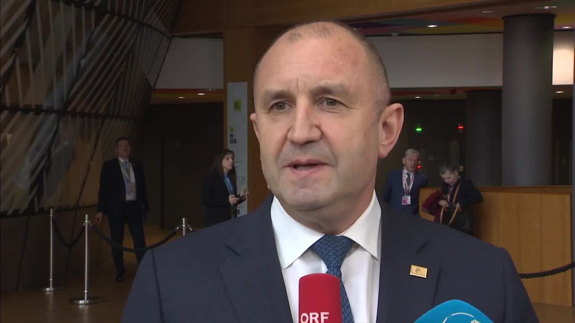 El prorruso Radev se impone en las legislativas búlgaras con el 44% del voto