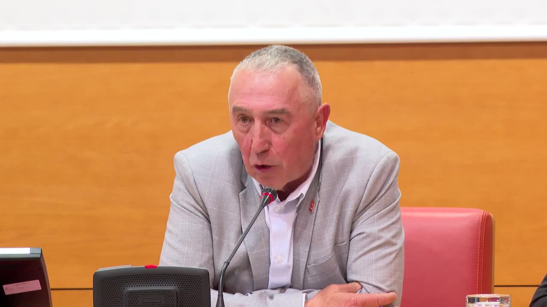 Baldoví califica de "irrespetuosa" la "actitud" del diputado del PP en la comisión de la dana