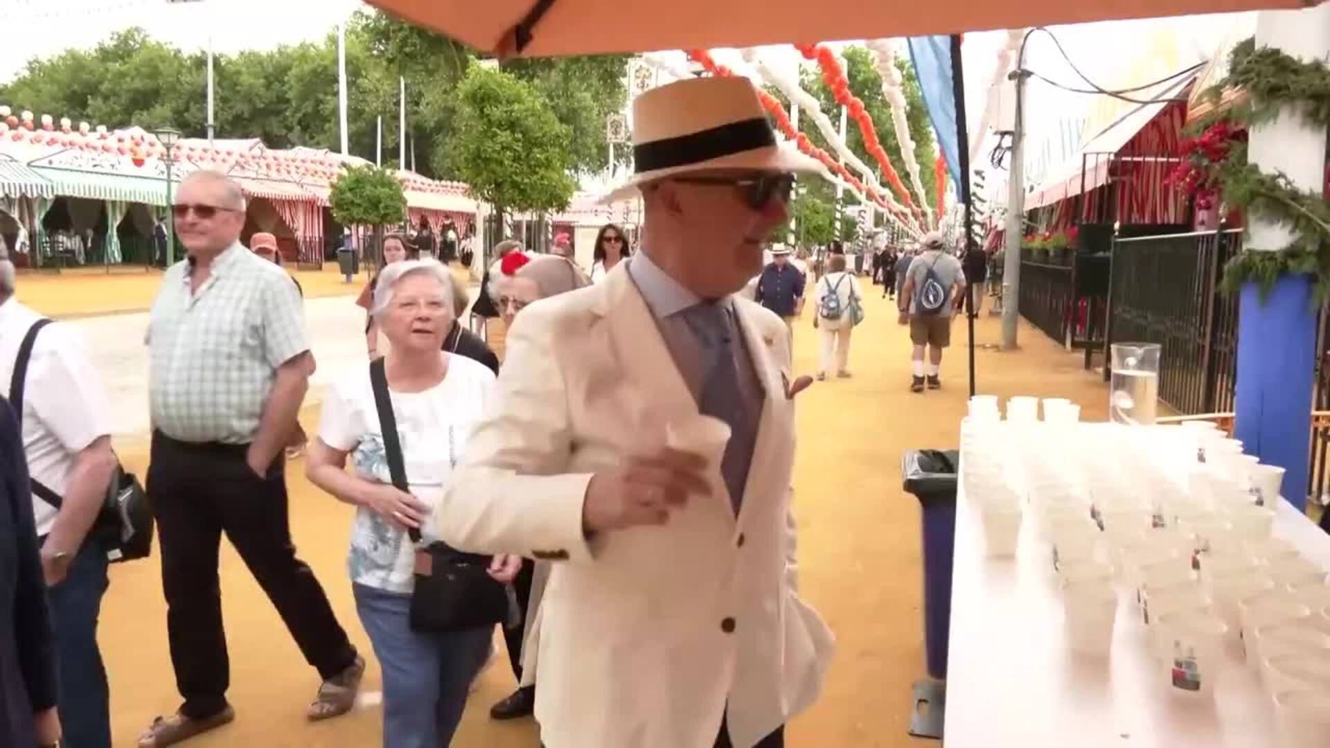Emasesa reparte agua en la Feria de Abril para mitigar las altas temperaturas