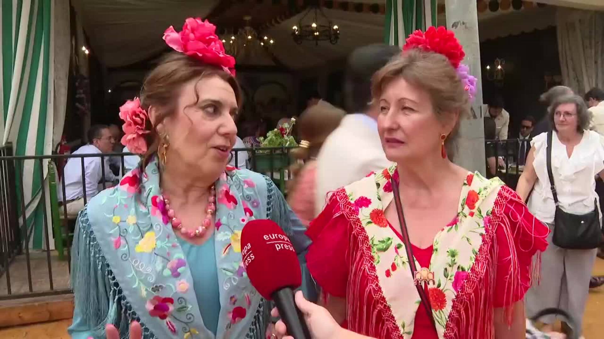 La Feria de Abril afronta su primer día en la ciudad efímera del Real con calima y paraguas