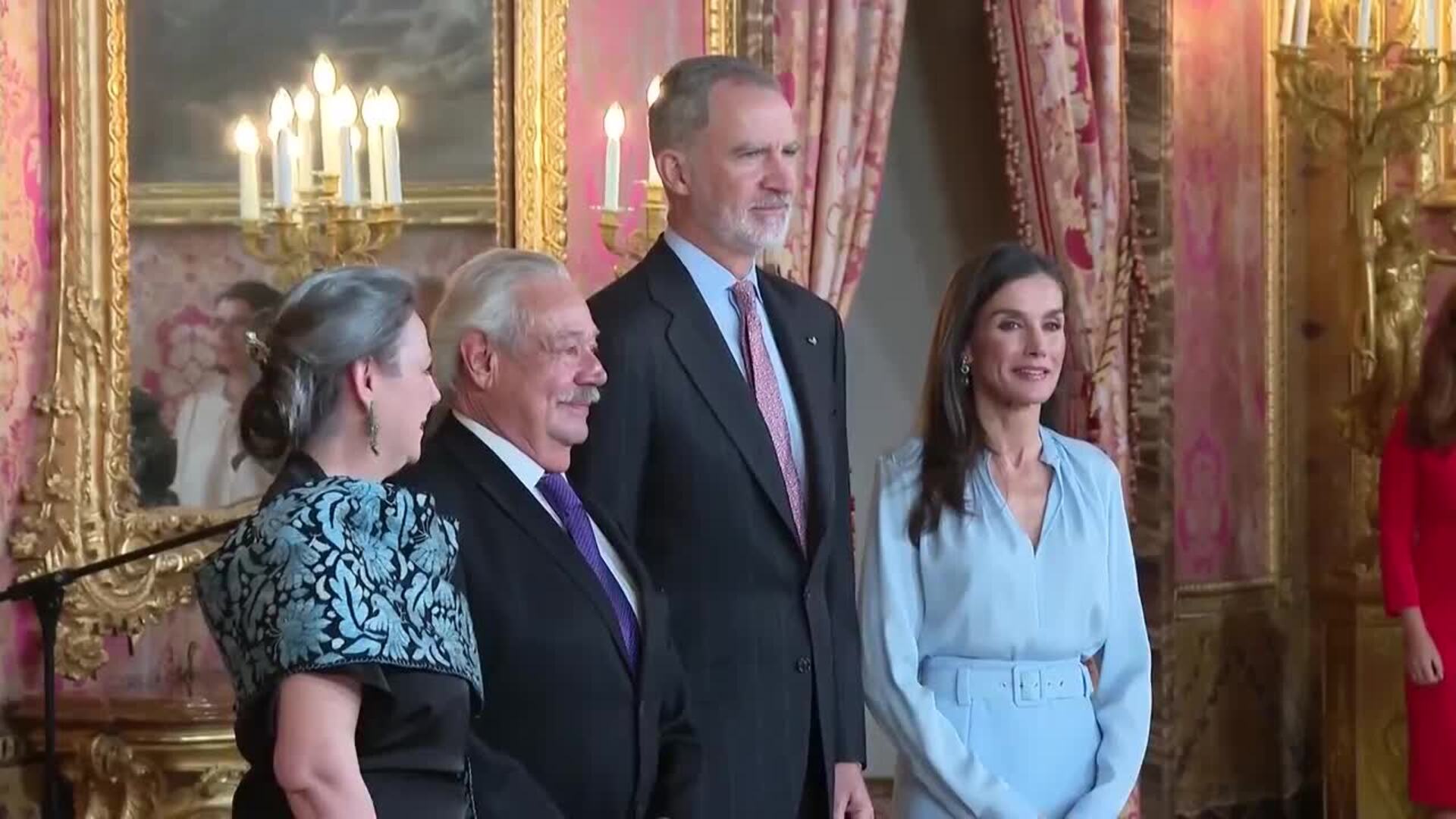 La Reina Letizia enamora en su cita con el mundo de las Letras con un total look 'azul bebé'
