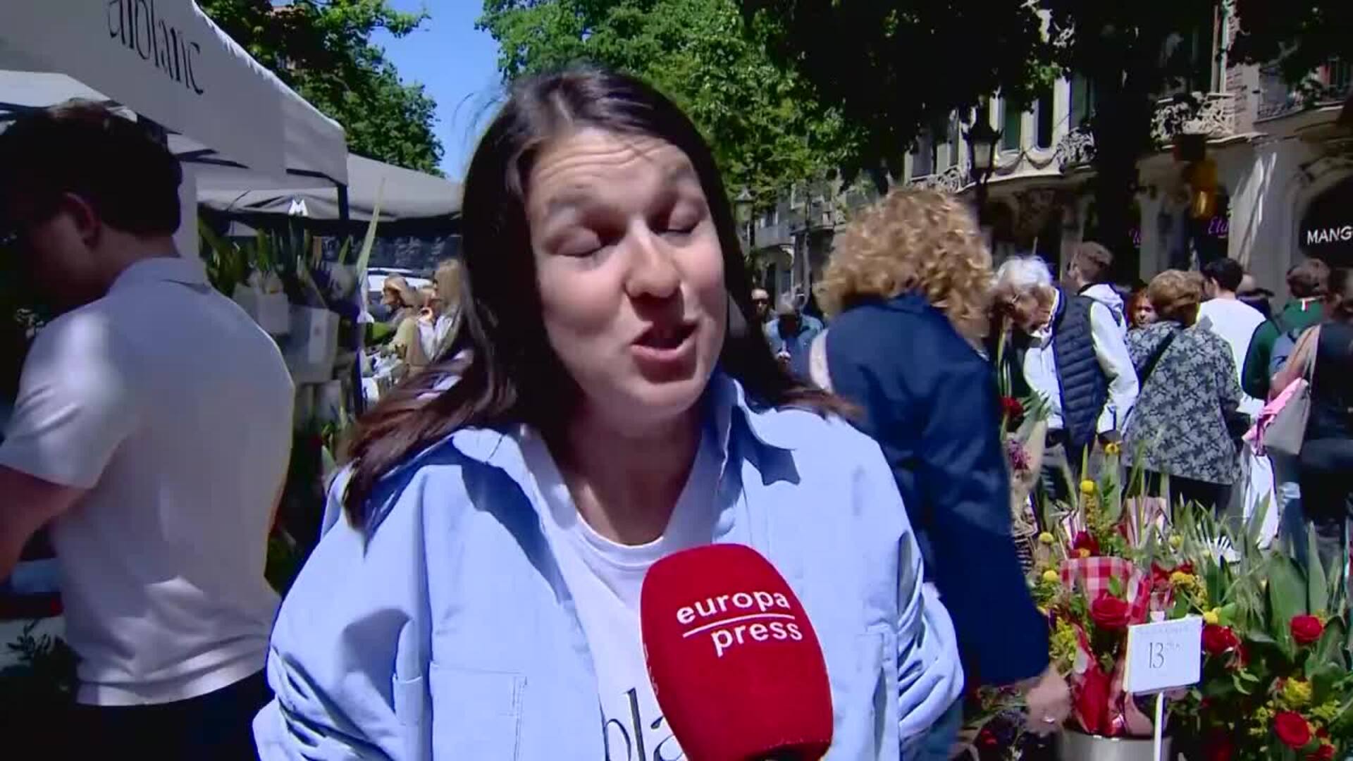 Barcelona se llena de libros y rosas por Sant Jordi