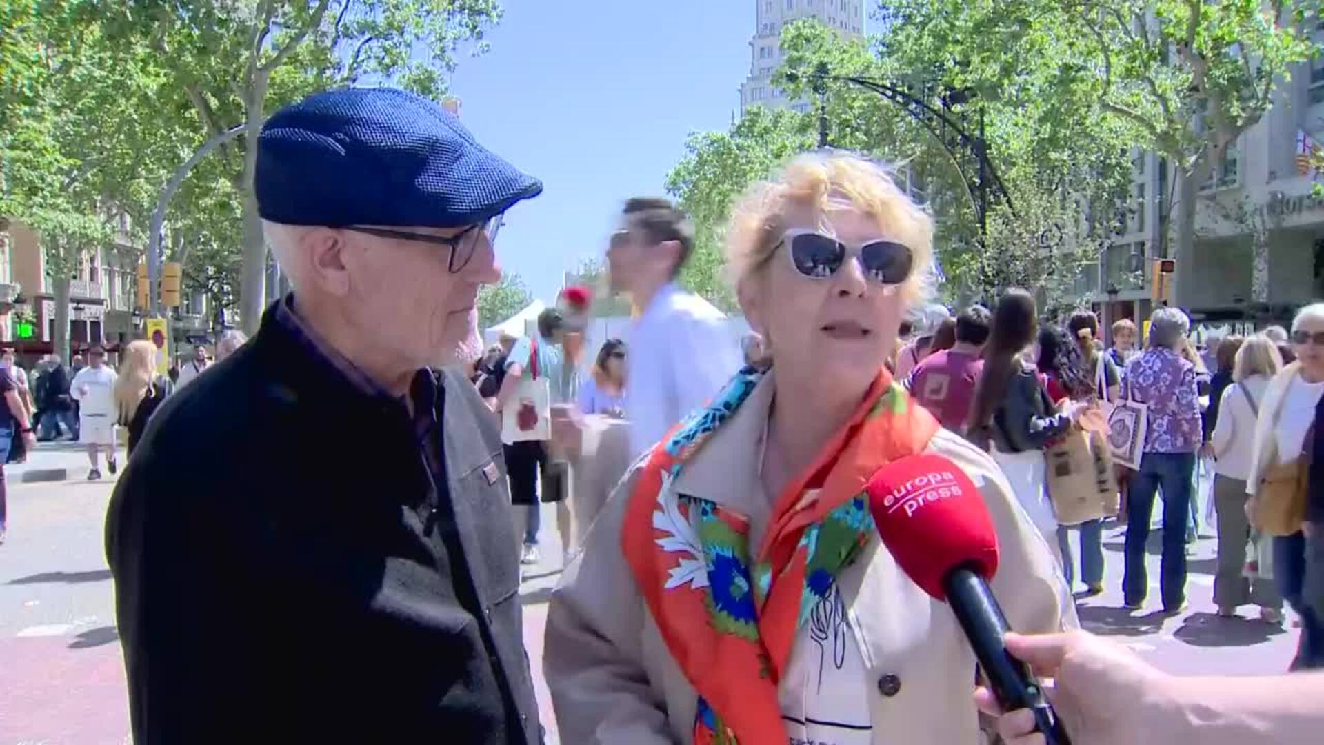 Las calles de Barcelona se llenan de libros, rosas y amor por la celebración de Sant Jordi