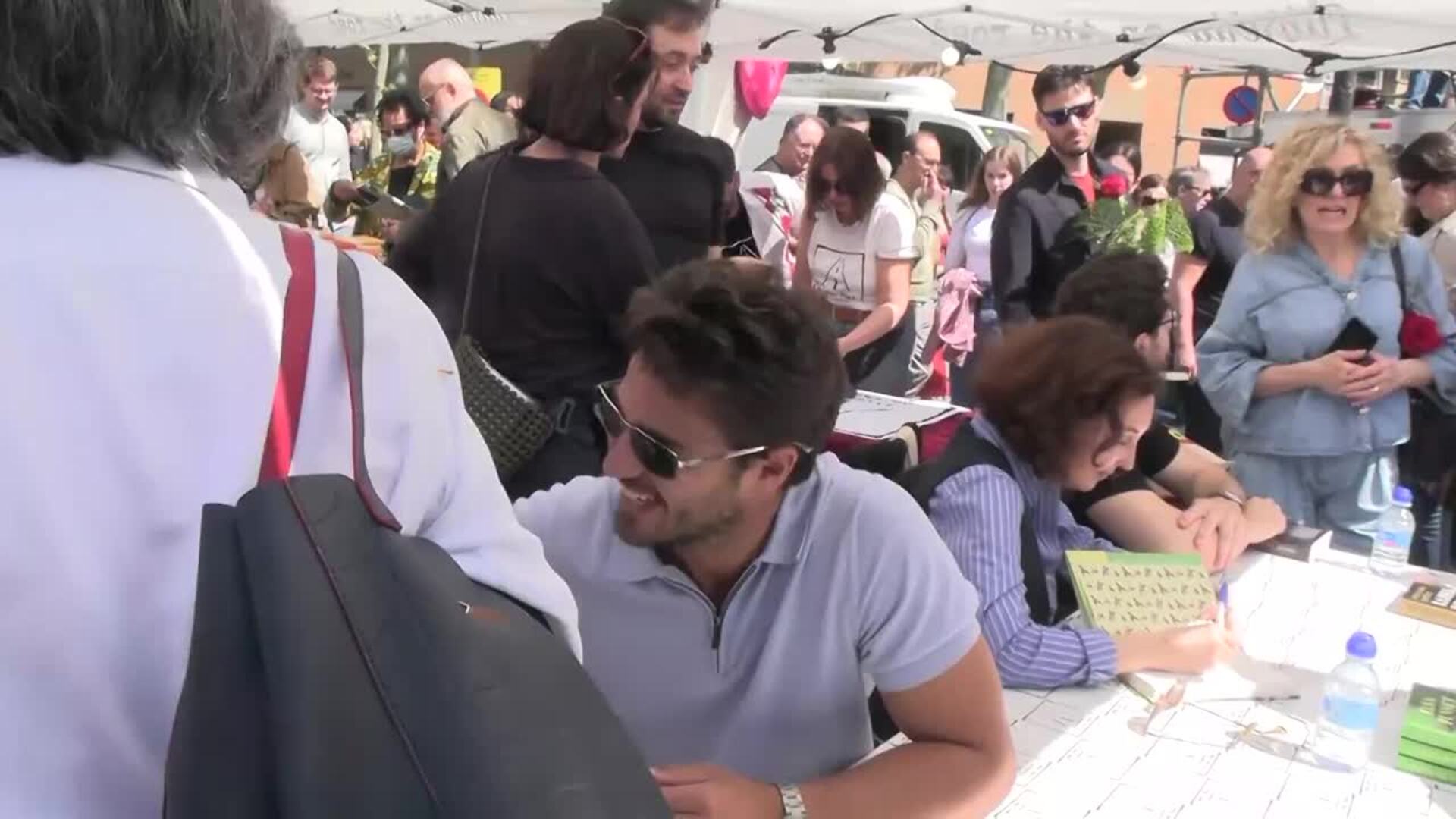 Maxi Iglesias se muestra "enamorado de la vida" y evita hablar sobre Aitana Sánchez-Gijón
