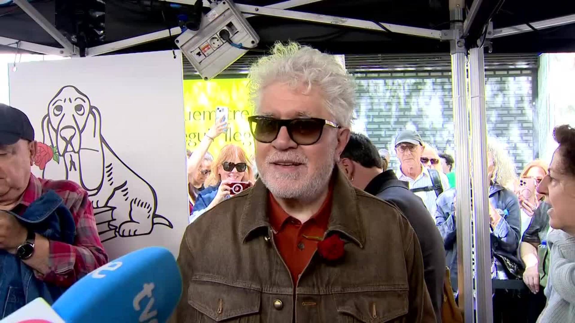 Pedro Almodóvar celebra ver Barcelona "volcada con las rosas y los libros"