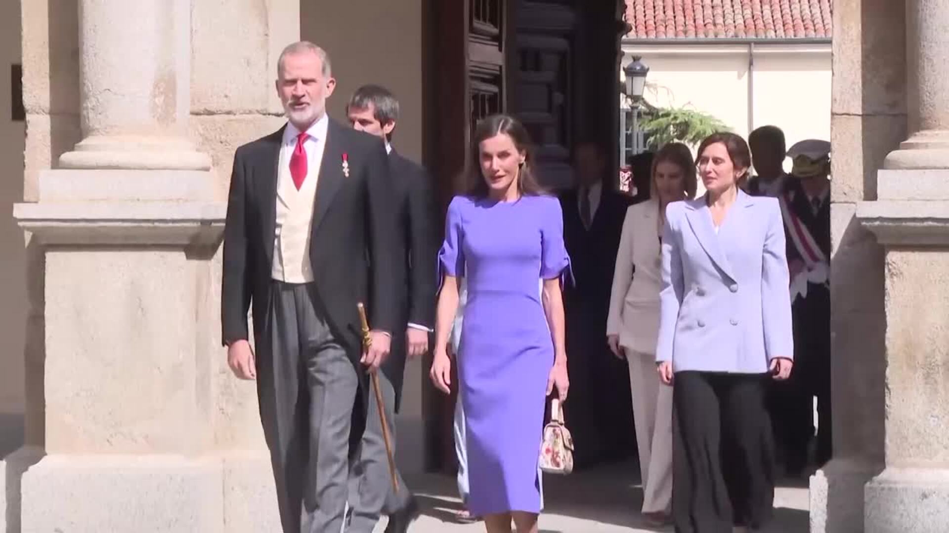La Reina Letizia acapara las miradas con su vestido violeta en la entrega  del Premio Cervantes