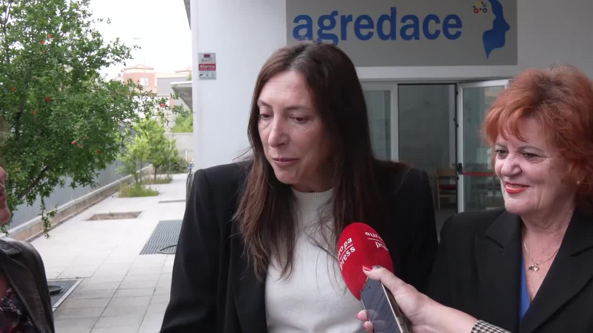 La consejera de Inclusión Social visita la sede de la Asociación de Daño Cerebral Granada