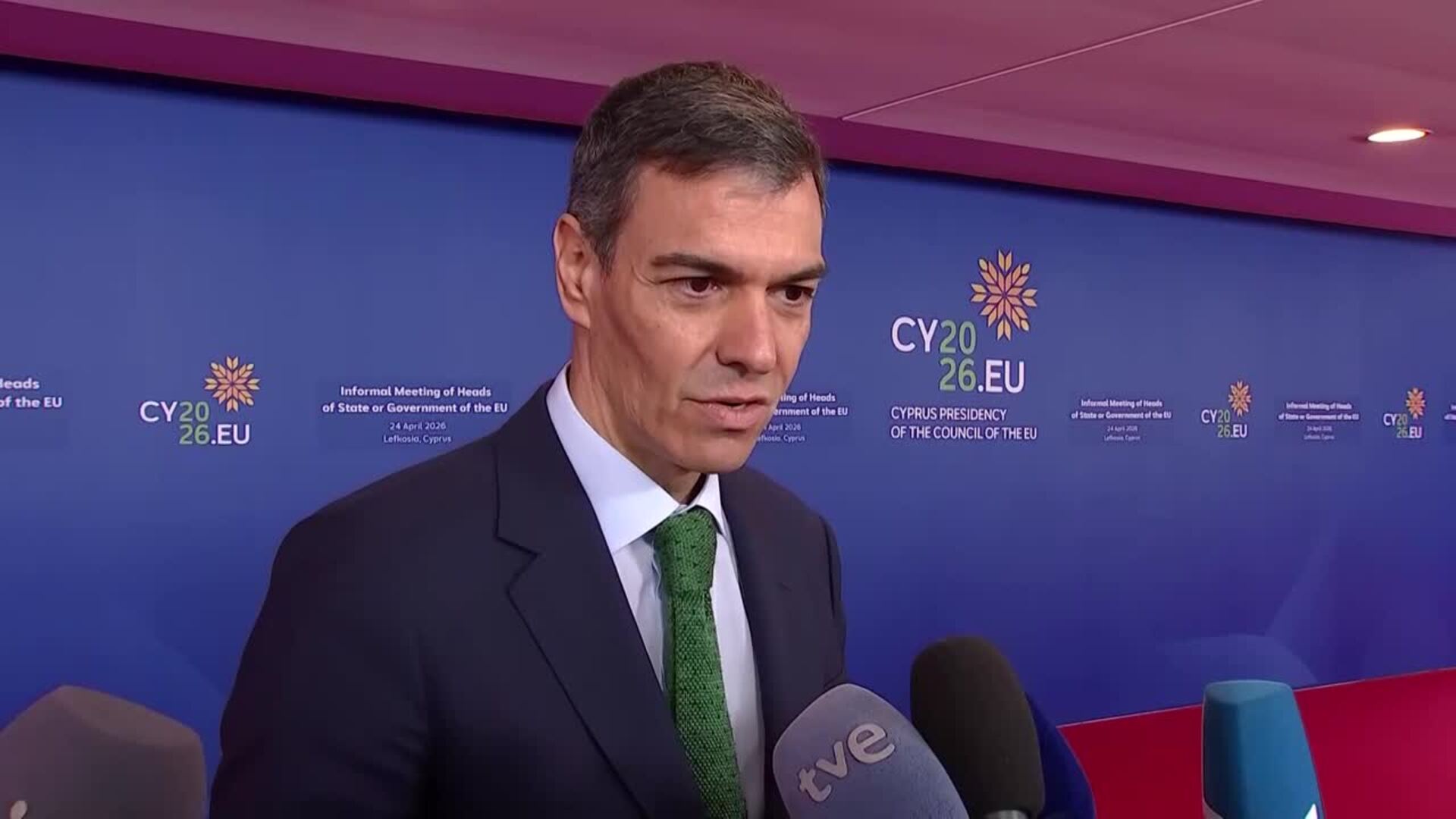 Sánchez advierte de que los pactos de PP y Vox afectarán a otros colectivos
