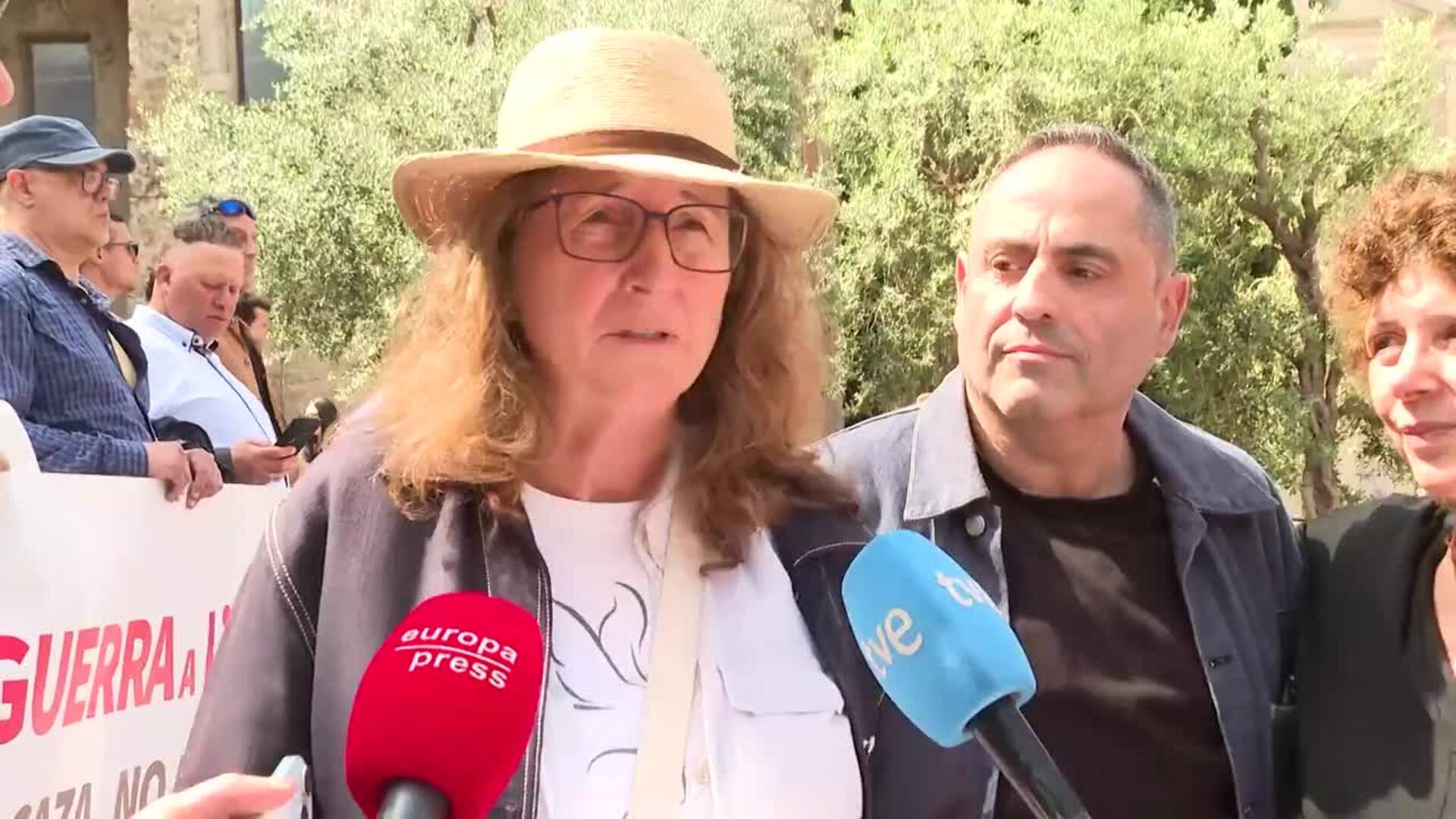 Una cincuentena de personas se concentra en Barcelona contra la guerra en Oriente Medio