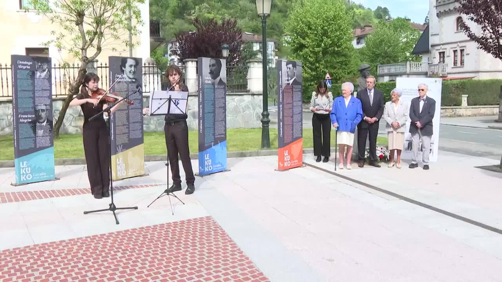 Gernika homenajea a su alcalde durante el bombardeo José Labauria