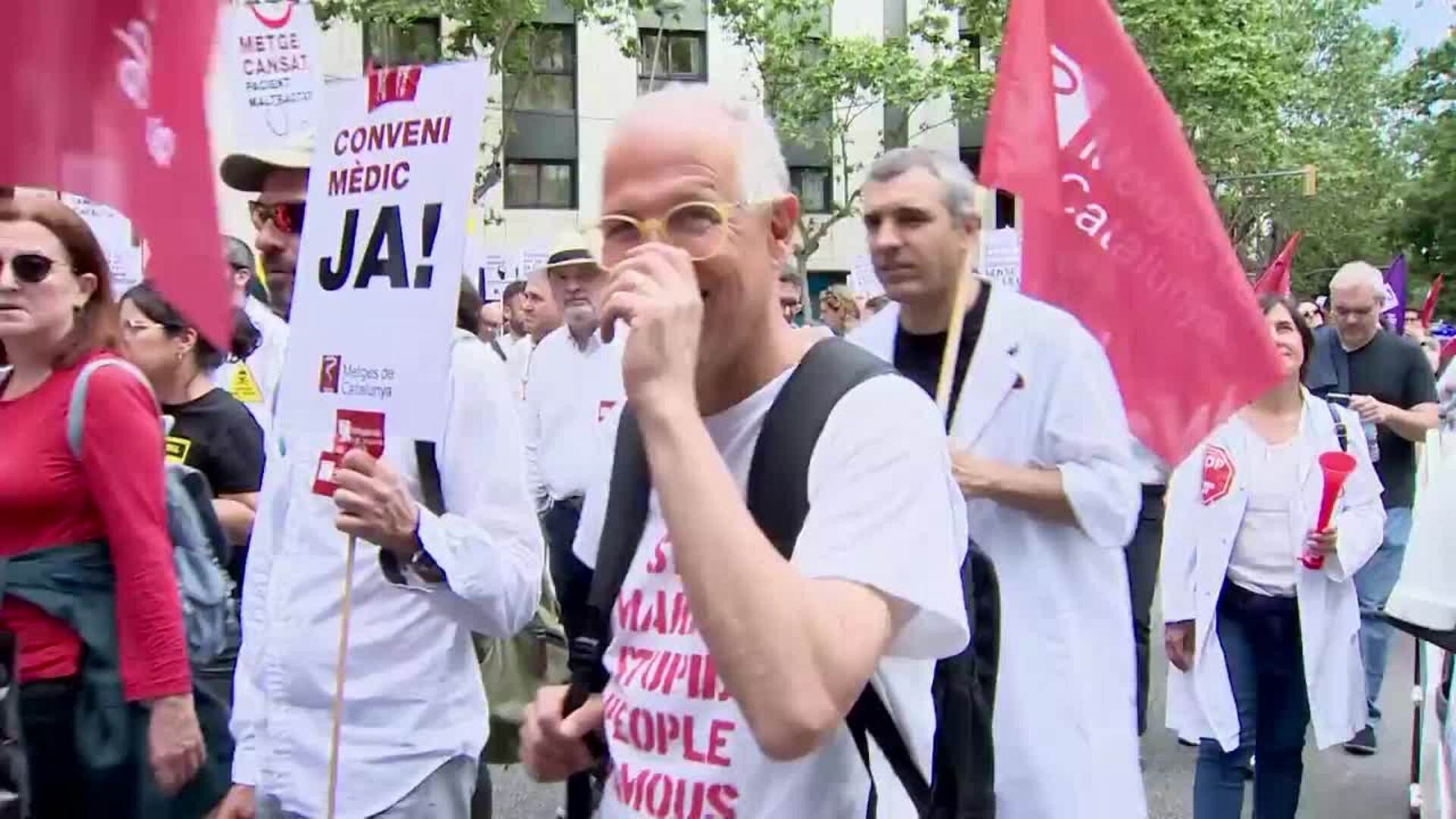 Unos 500 médicos se manifiestan en Barcelona por un convenio propio