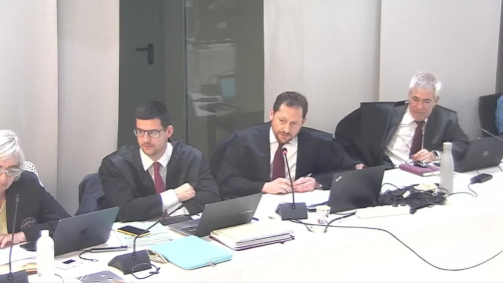 Sáenz de Santamaría desconoce si CNI investigó a Bárcenas y niega hablar de 'Kitchen' con Rajoy