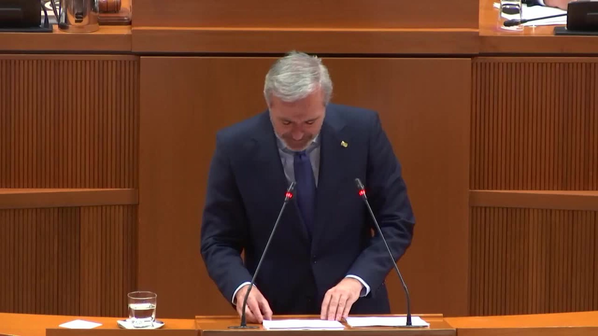Azcón critica la "confrontación absurda e injusta" entre educación pública y concertada