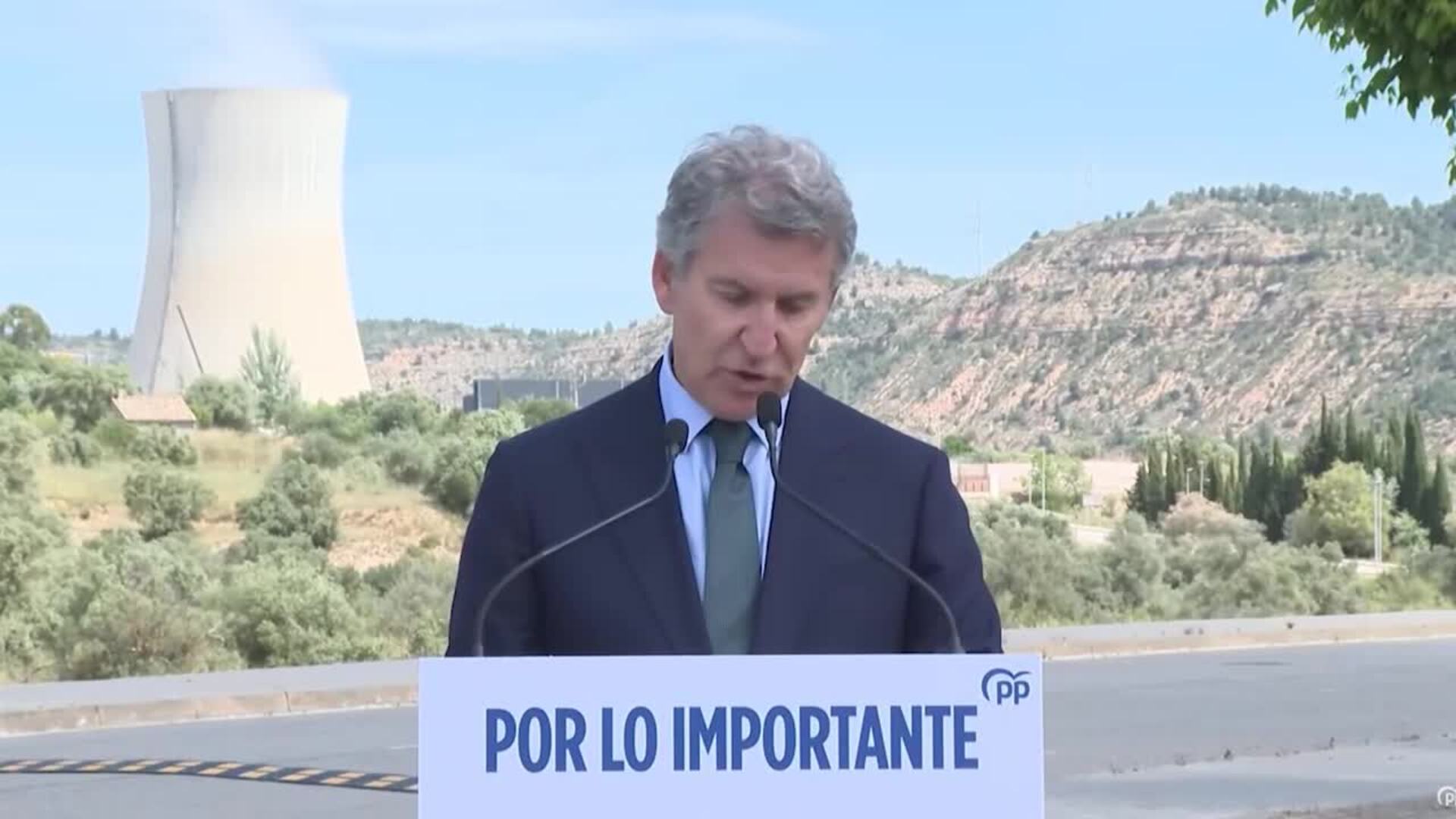 Feijóo pide en Ascó (Tarragona) alargar la vida de las nucleares un año después del apagón