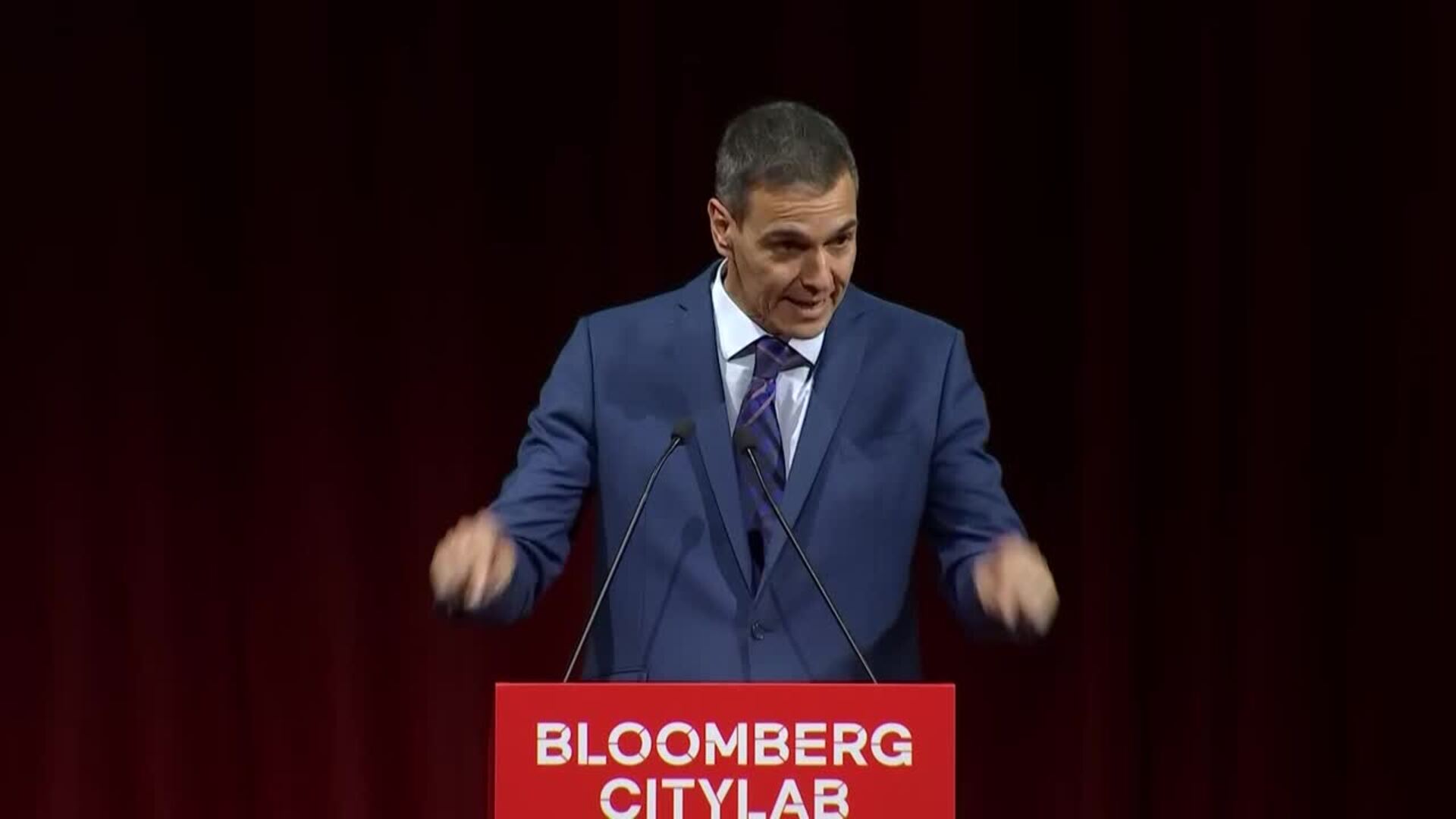 Sánchez llama a los alcaldes a "abanderar" el proceso de regularización