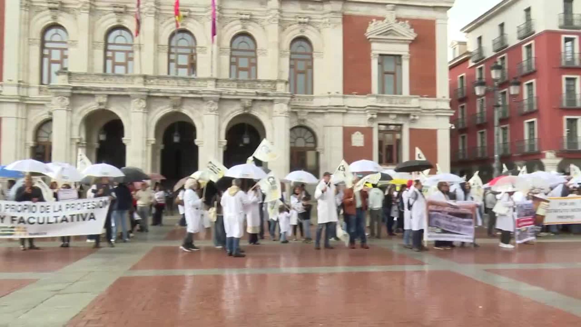 Más de 200 médicos desafían a la "estrategia de desgaste" de Sanidad en Valladolid