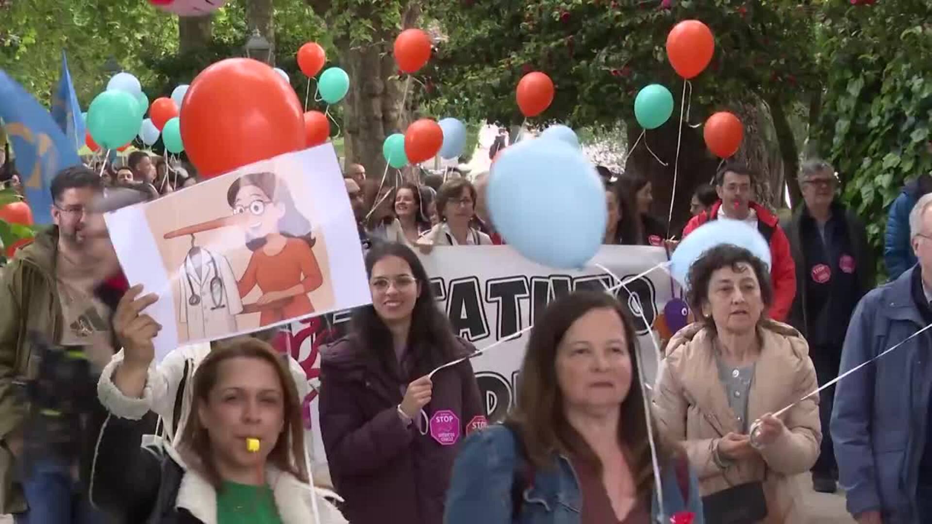 Médicos marchan por Santiago "en defensa absoluta de la sanidad pública"