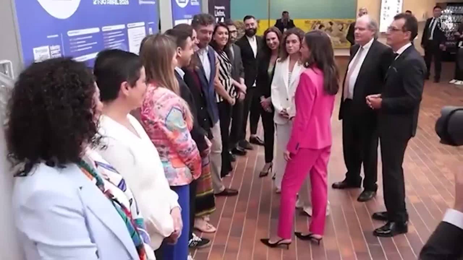 La Reina Letizia arrasa en Granada con un vibrante traje fucsia de estreno