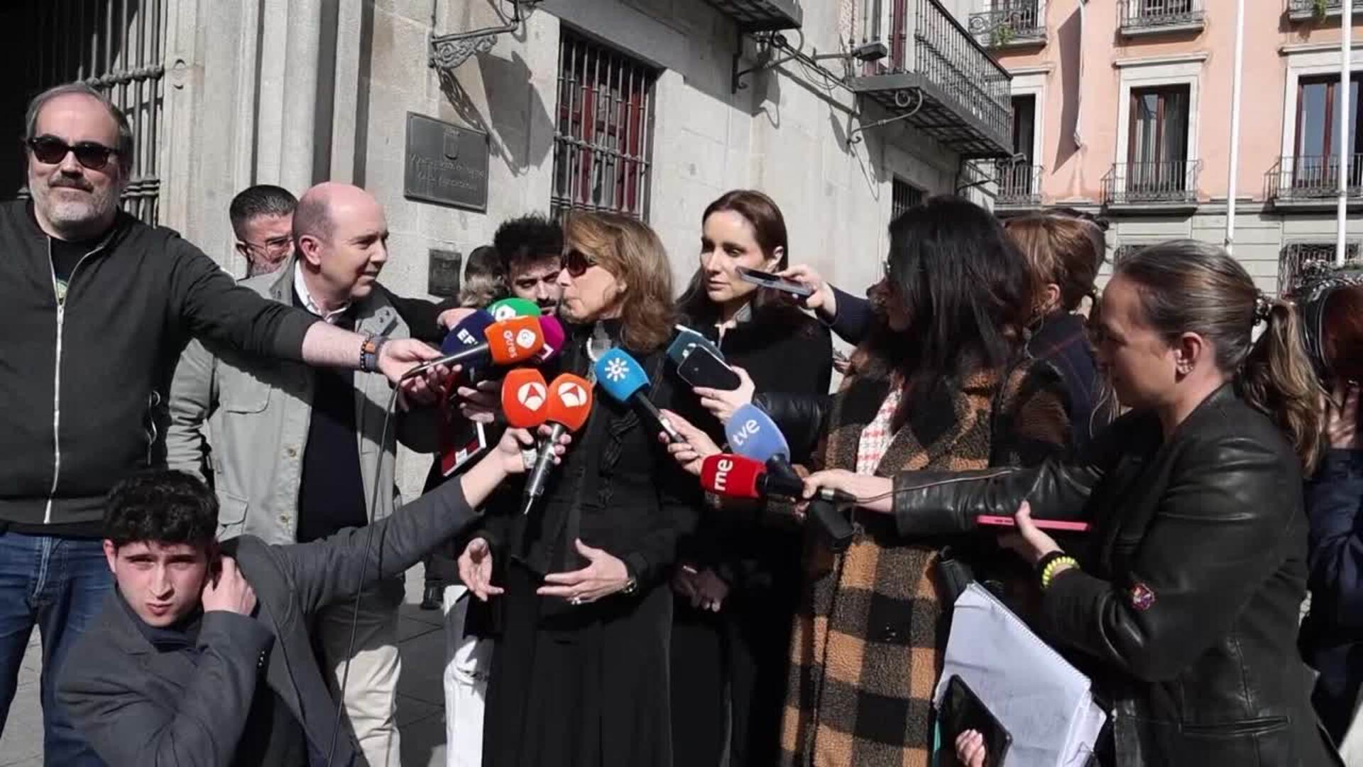 Paloma Segrelles y su madre reaparecen desoladas tras la muerte de su padre