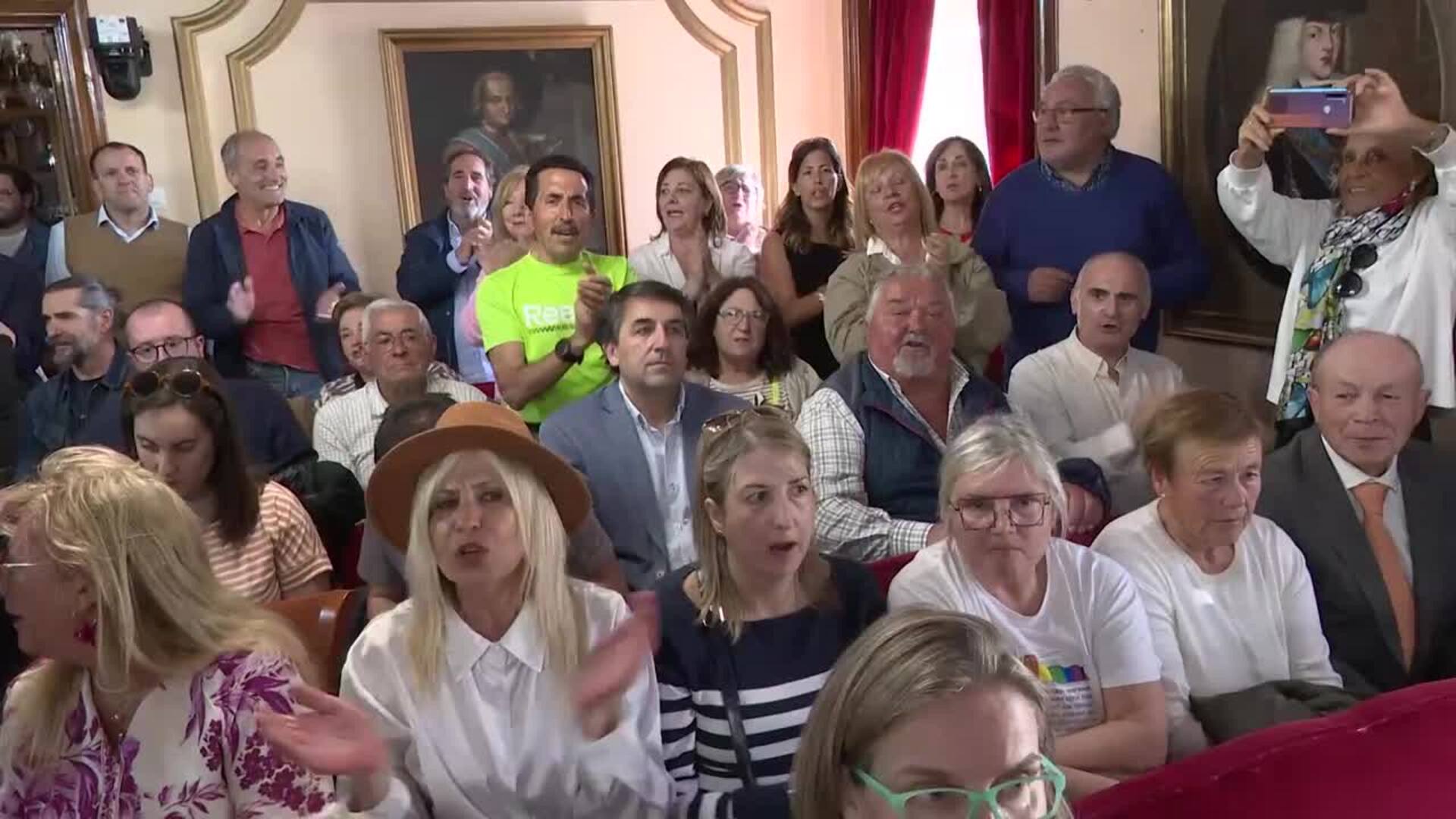 Silbidos y abucheos al PP y a la edil tránsfuga de Lugo en el último pleno antes de la moción