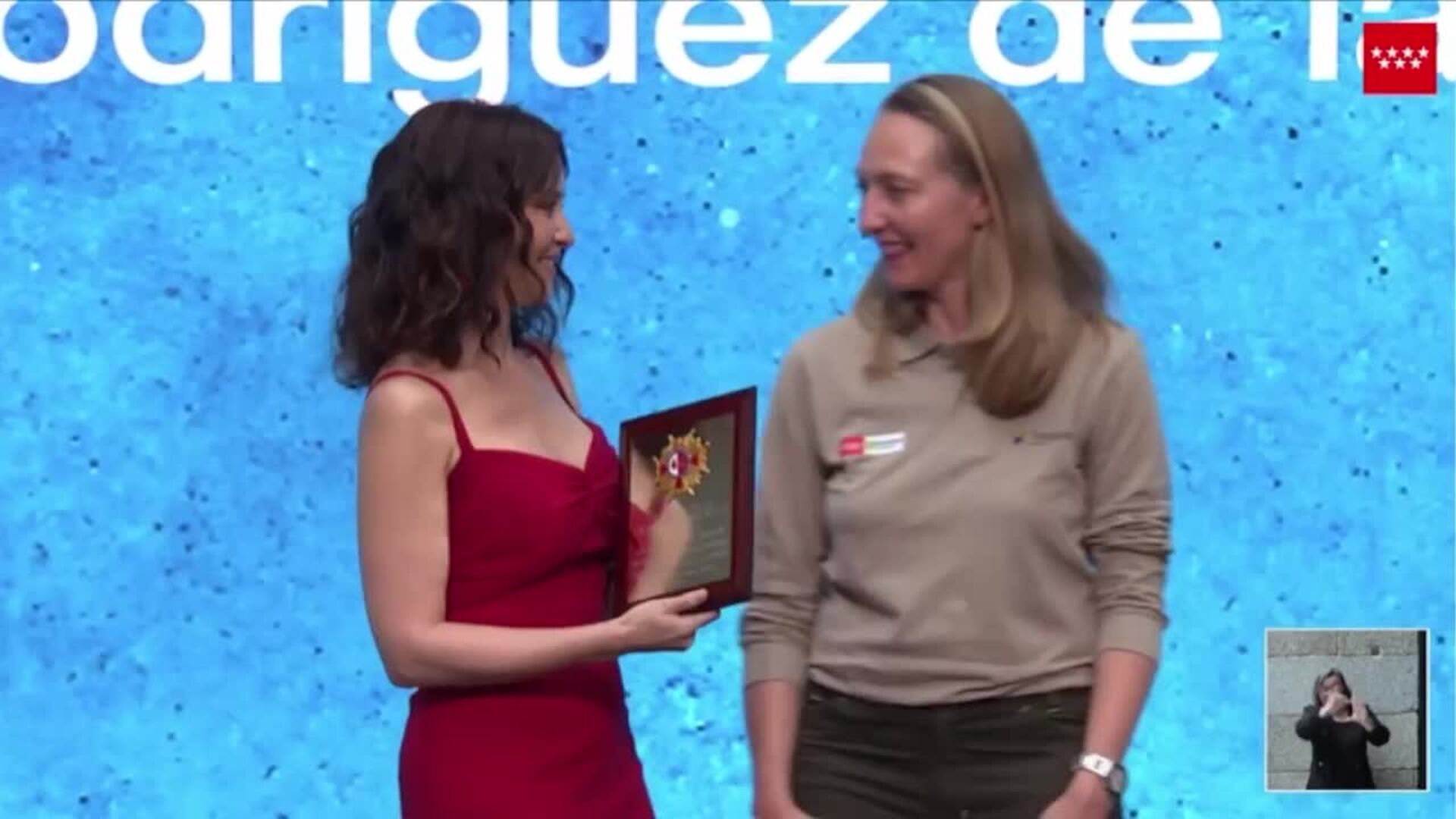 Ayuso apuesta por el color de Madrid con un espectacular vestido rojo en el Dos de Mayo